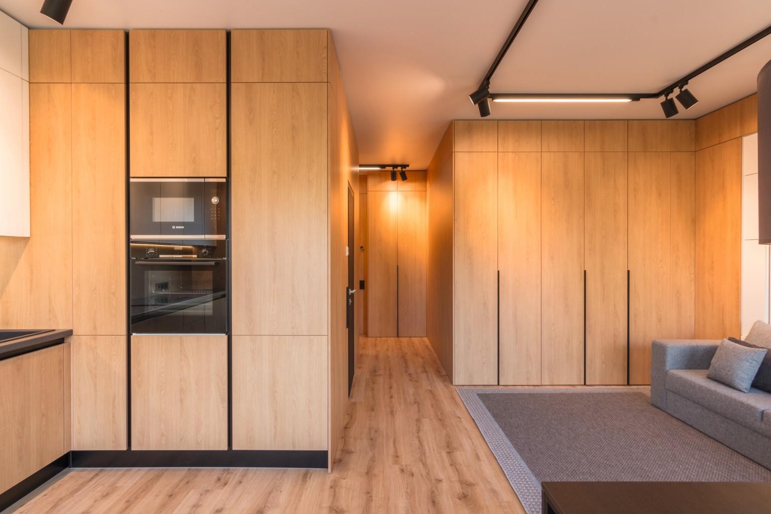 Graças aos numerosos armários integrados, o espaço no apartamento é utilizado da melhor forma possível.