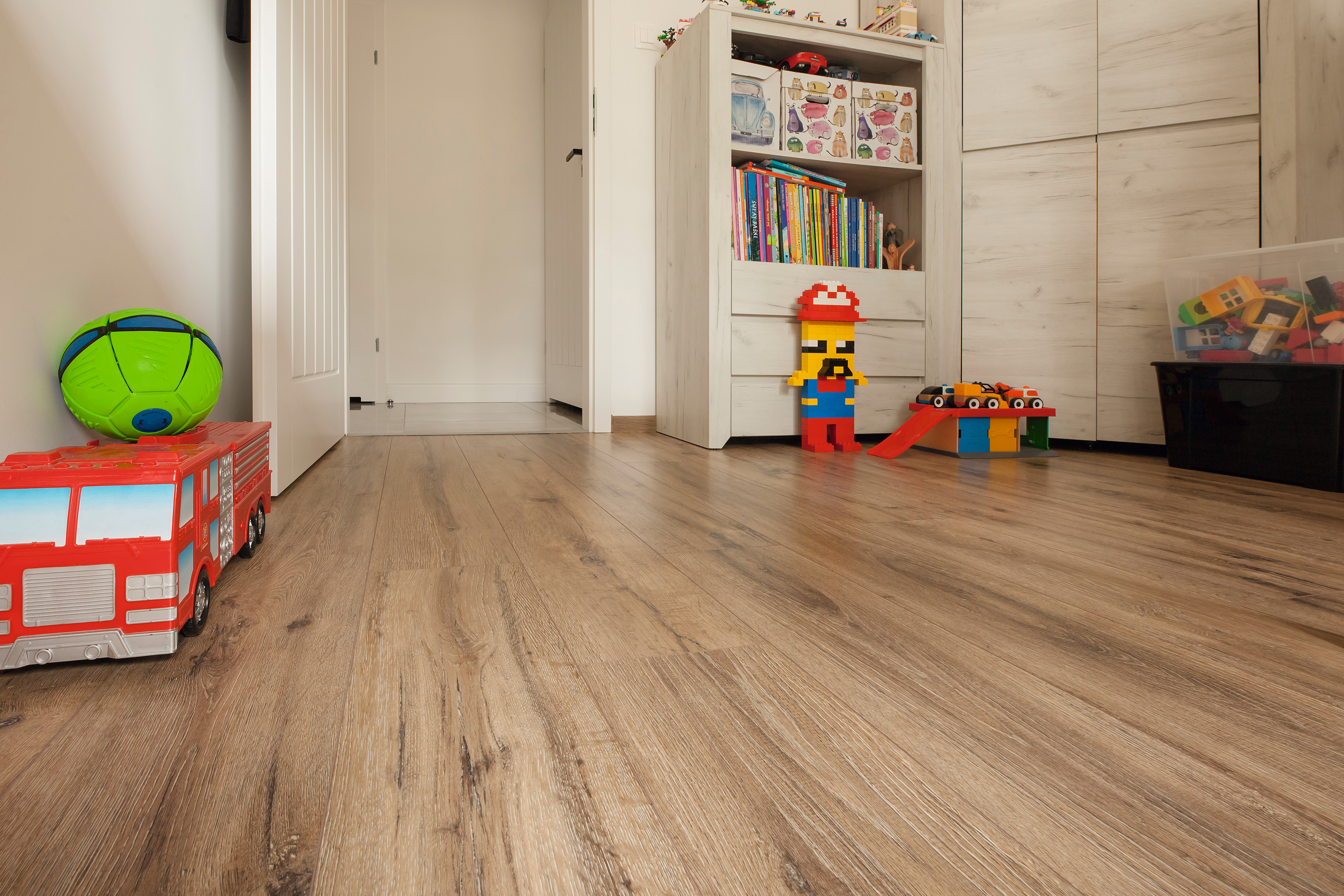 Thanks to its wear resistance, this floor is perfect for the children’s room.