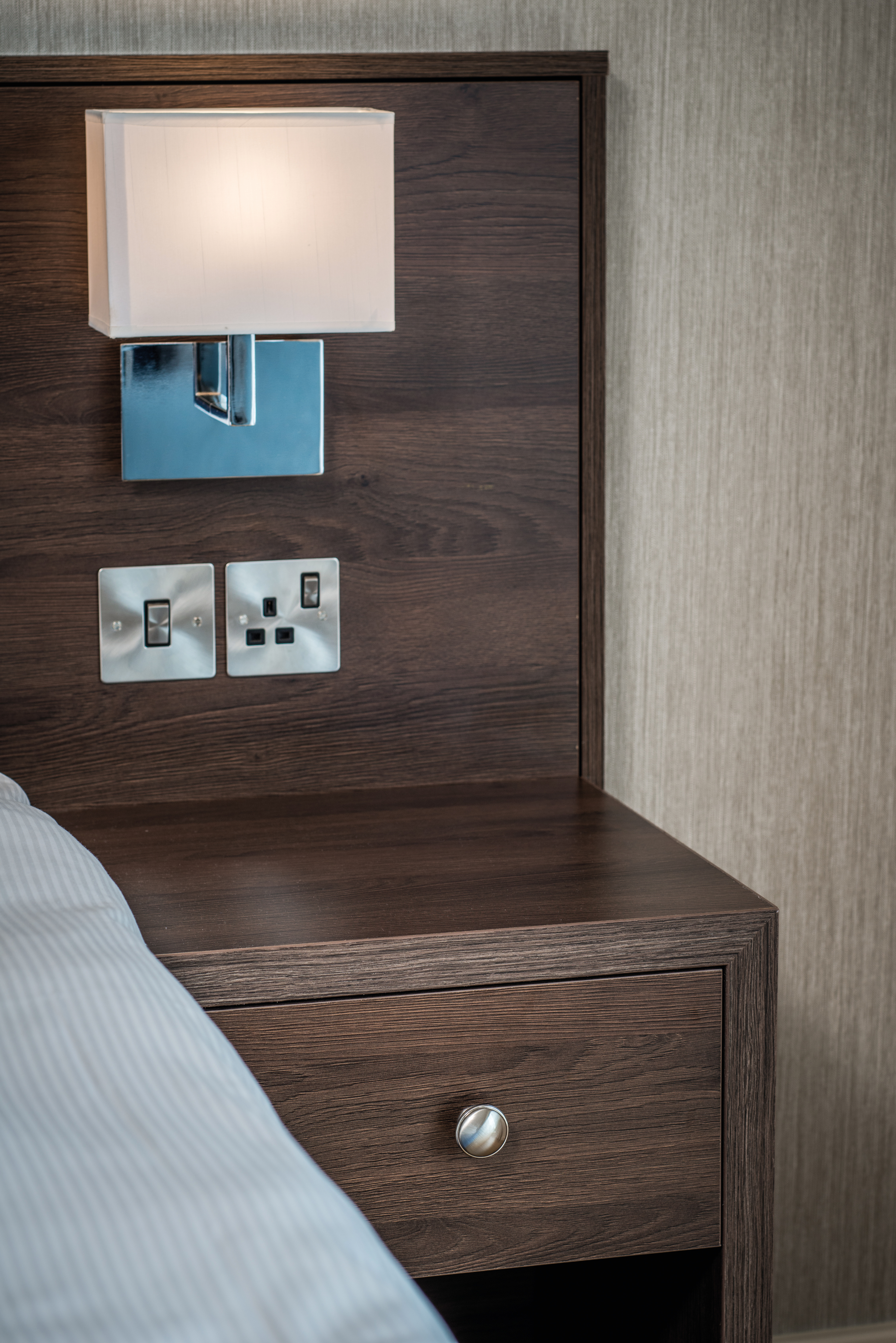 In tutte le camere è stato utilizzato il decoro H3325 ST28 Rovere Gladstone tabacco con bordo coordinato di 2 mm.