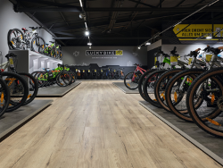 In der Lucky Bike-Filiale München Nord werden die rund 10.000 Fahrräder besonders in Szene gesetzt: 800 m² des EGGER Hybridboden im Dekor EDF145 Halifax Eiche natur wurden im 3.500 m² Shop verlegt.