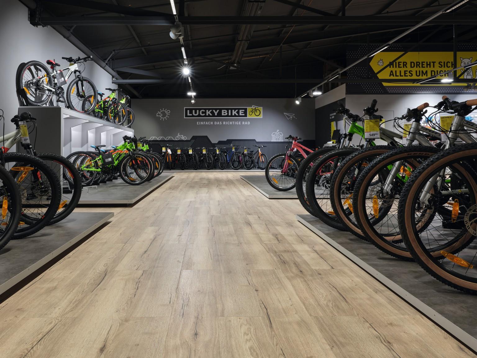 Die Kombination aus dem bestehenden Industrial Style der Lucky Bike-Filiale mit der authentischen Optik des Dekors EDF145 Halifax Eiche natur wirkt sehr modern.