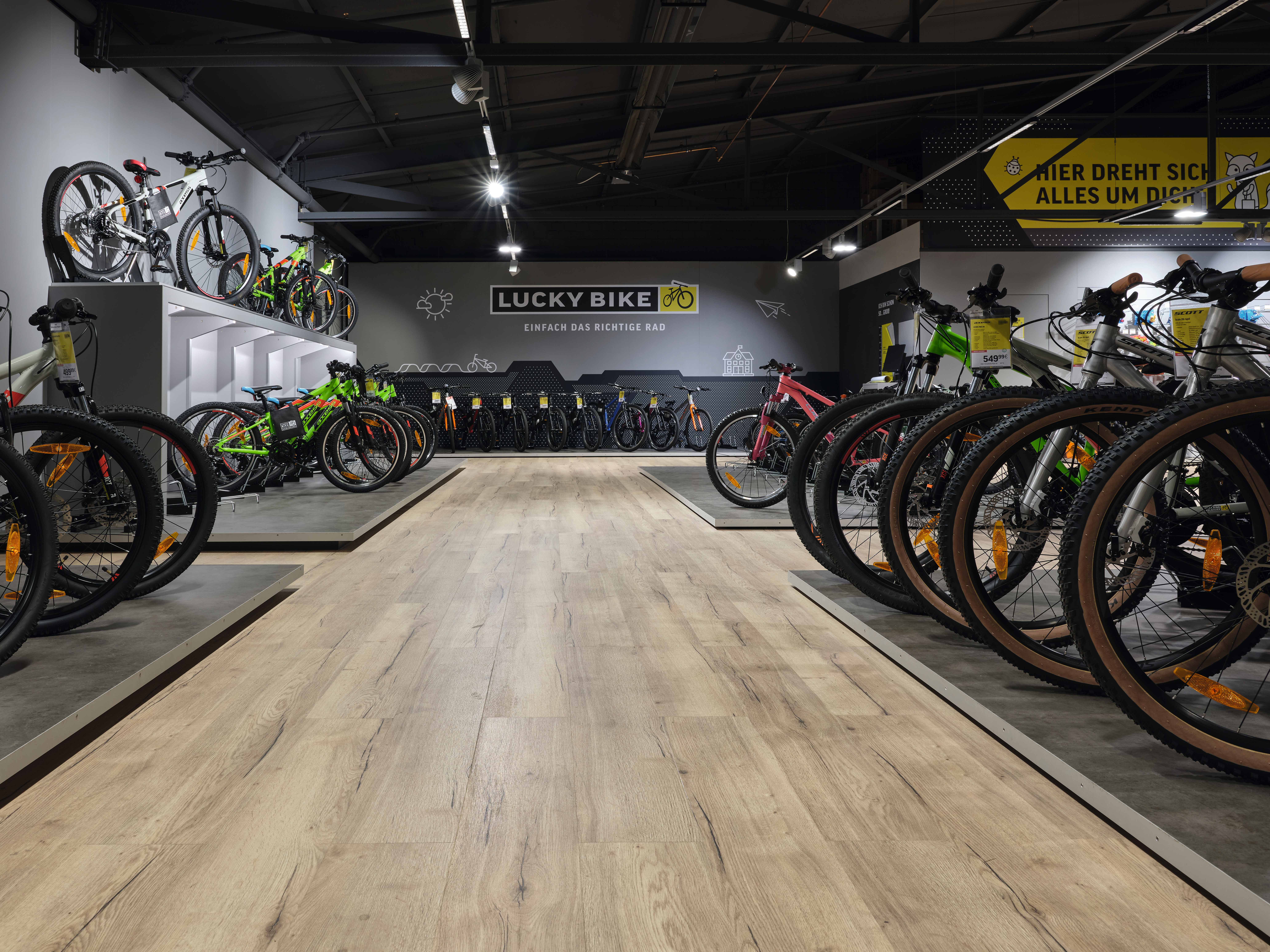 Die Kombination aus dem bestehenden Industrial Style der Lucky Bike-Filiale mit der authentischen Optik des Dekors EDF145 Halifax Eiche natur wirkt sehr modern.