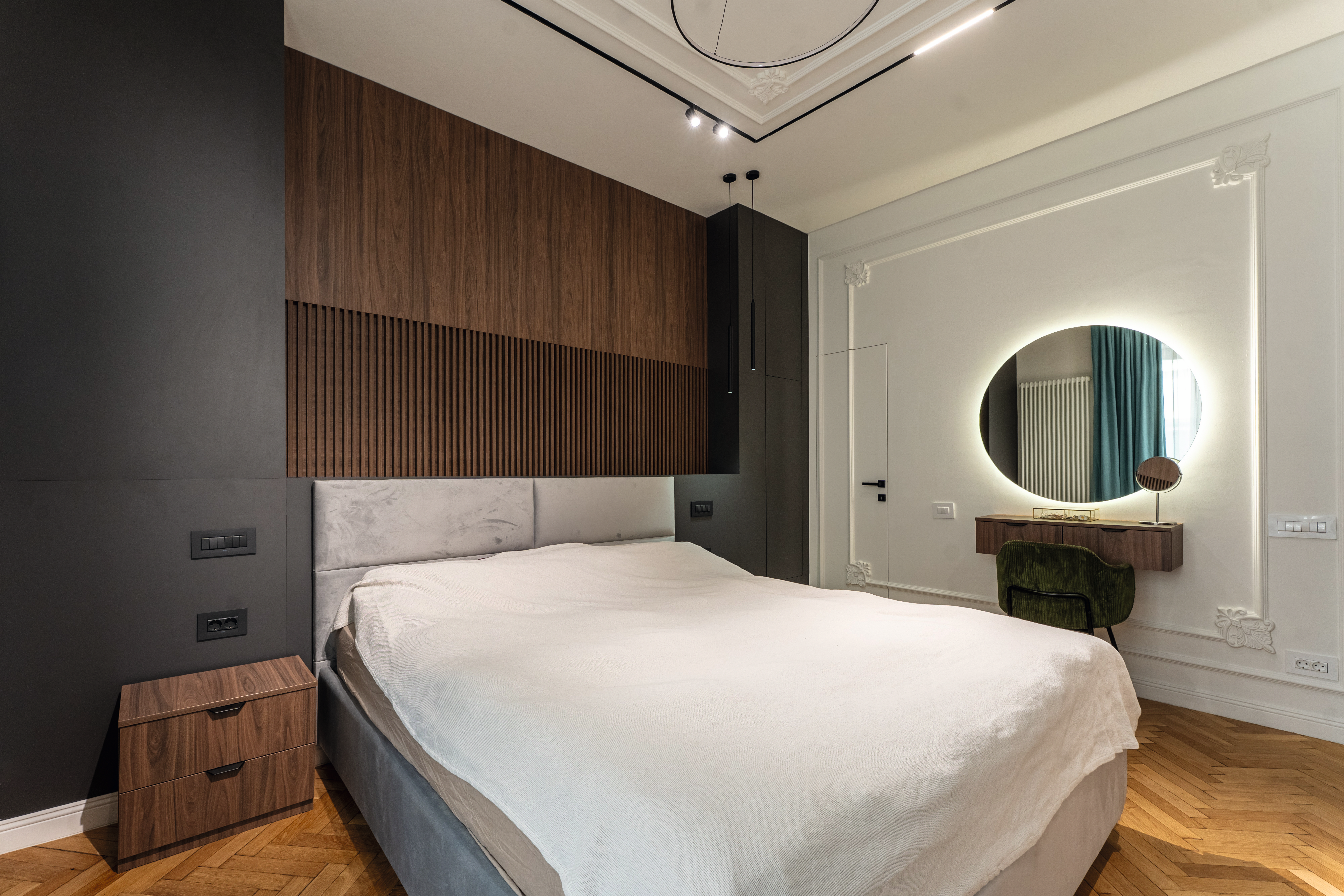 Bedroom with wall panelling and furniture in H3710 ST12.