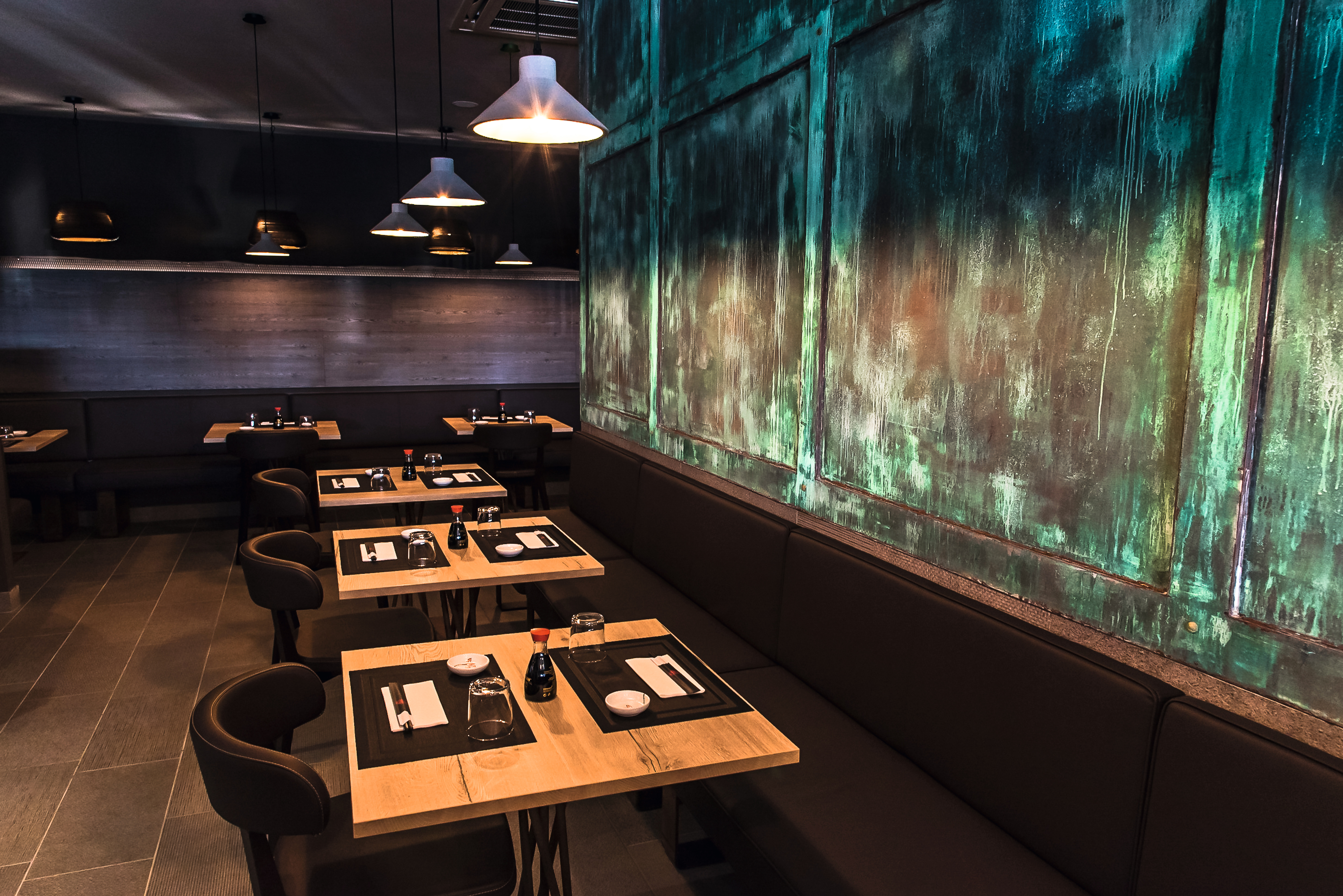Dining tables made with H1180 ST37 Natural Halifax Oak, dark wall cladding in H3406 ST38 Anthracite Mountain Larch.