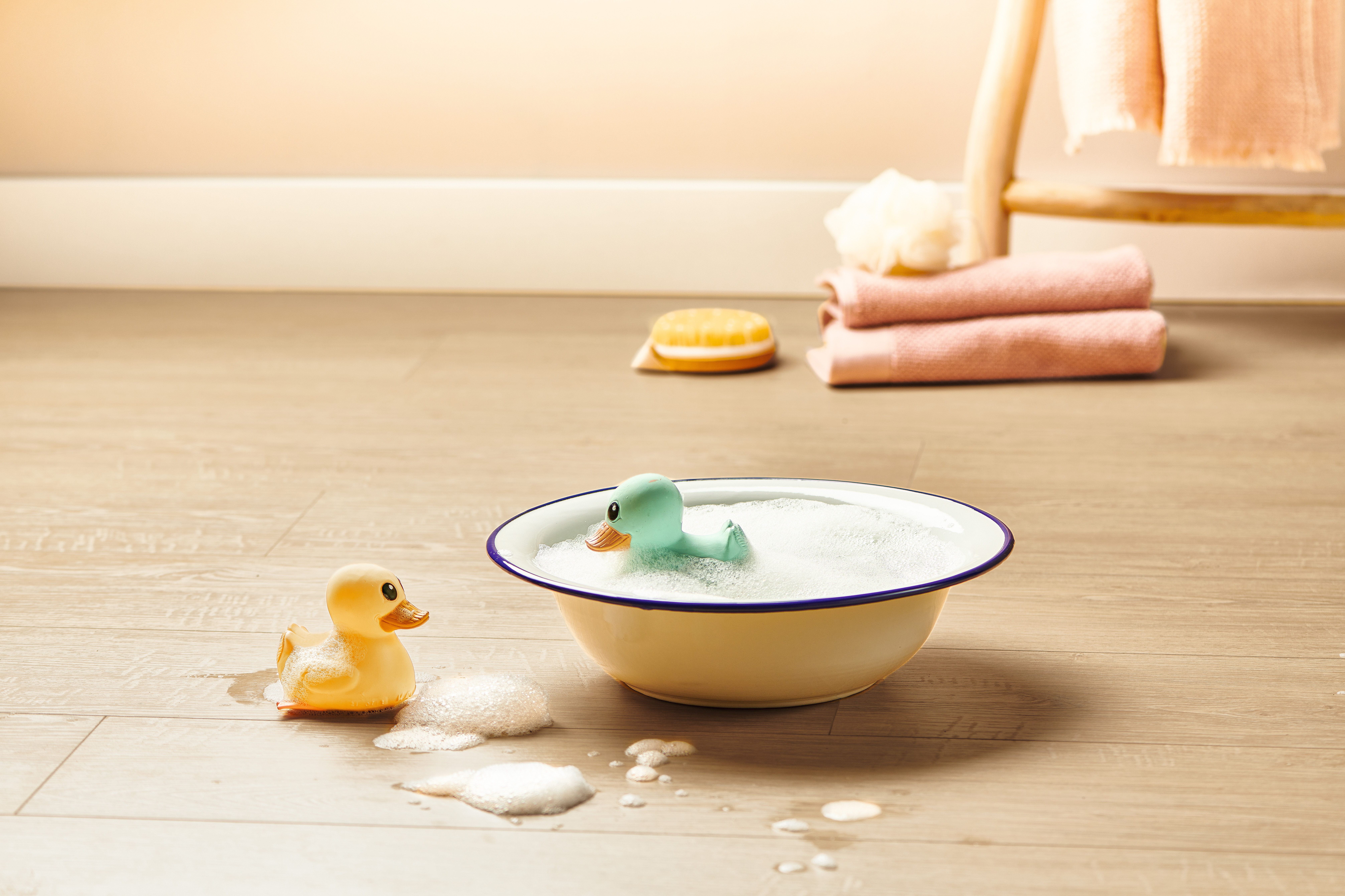 Plantschen ist hier ausdrücklich erlaubt, denn der EGGER Laminat-Boden mit Aqua CLIC it! ist vor eindringendem Wasser geschützt. Plantschen ist hier ausdrücklich erlaubt, denn der EGGER Laminat-Boden mit Aqua CLIC it! ist vor eindringendem Wasser geschützt.
