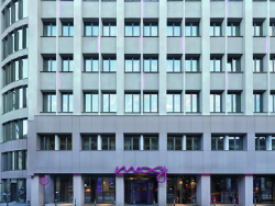 Bükreş'in tarihi şehrindeki modern Moxy Hotel'in dışarıdan görünümü.