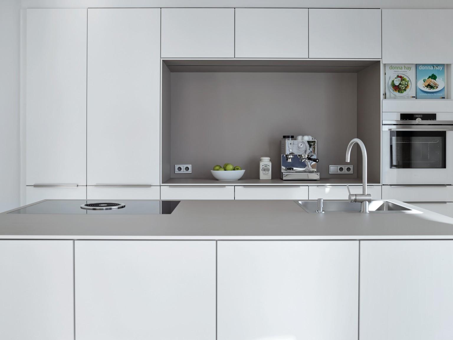 The decor U727 Stone Grey gives the kitchen a sophisticated touch.