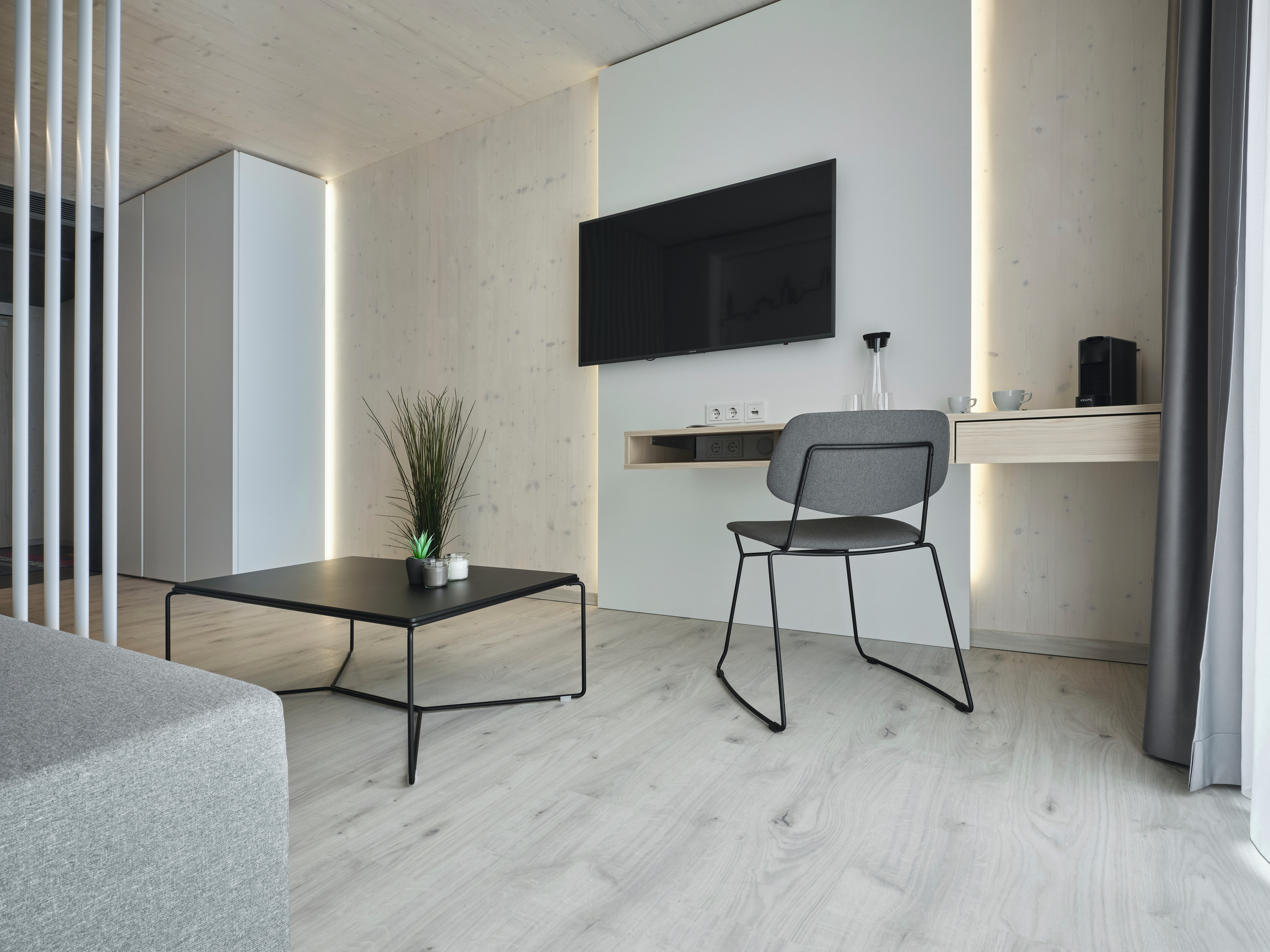 Habitación de hotel equipada con el Suelo Design GreenTec EPD040 Roble Almington arena.