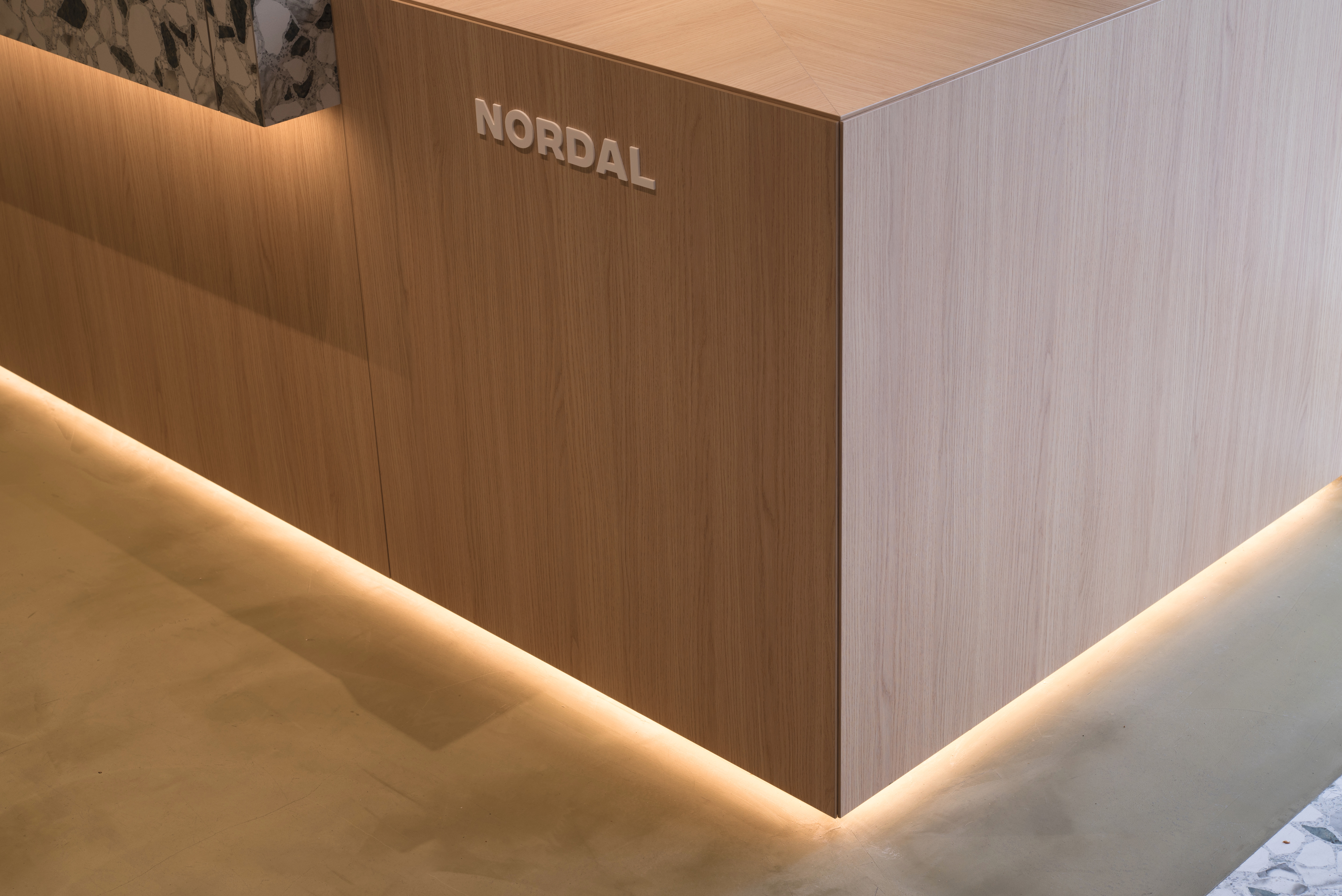 The sales counter was also upgraded with H3157 ST12 Vicenza Oak and supplemented with LEDs. 