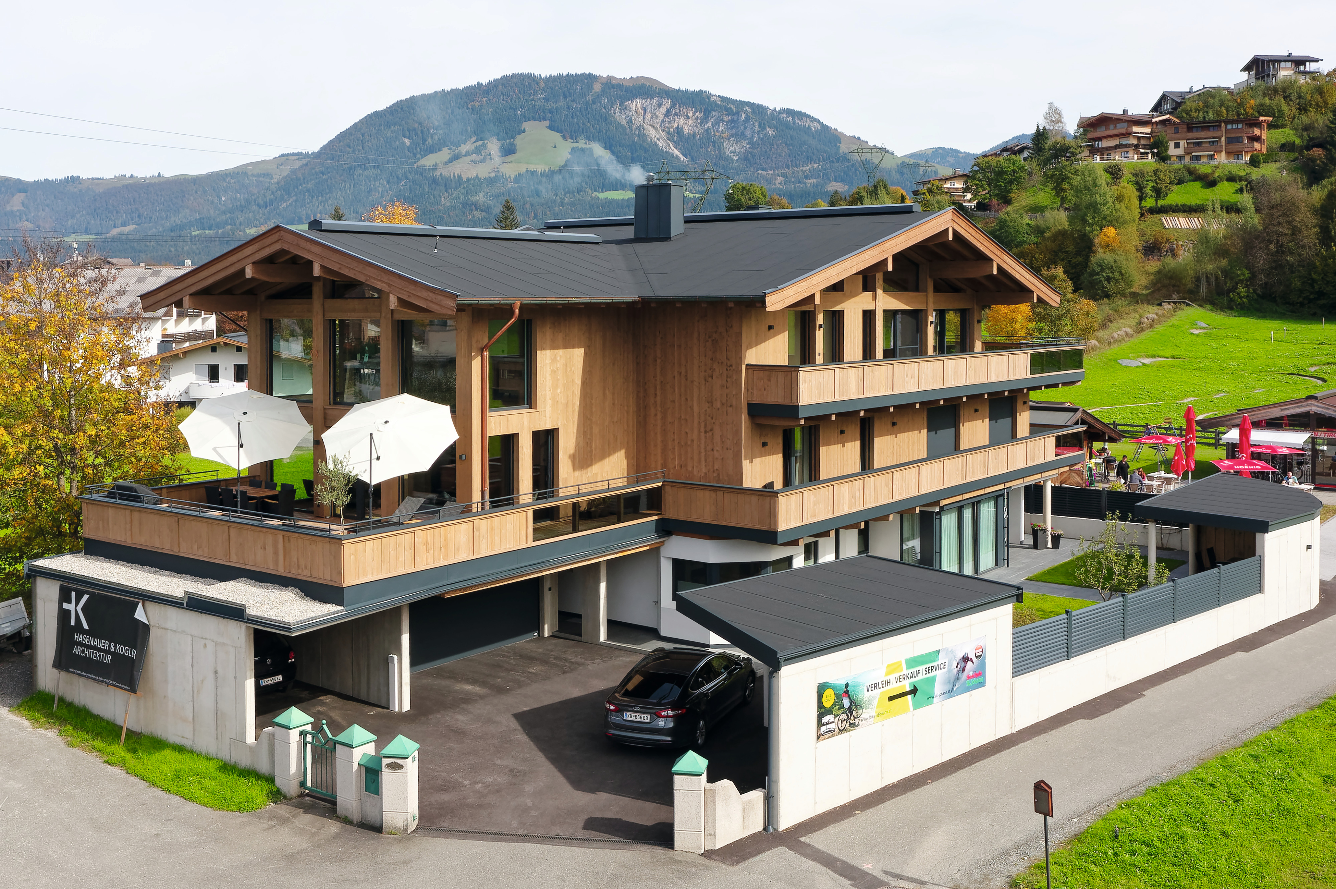 Una casa unifamiliare è stata convertita in una casa plurifamiliare a St. Johann in Tirol.