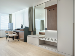 The combination of F323 ST20 Cobra Bronze and the lighting elements makes the casino bar a real eye-catcher. 