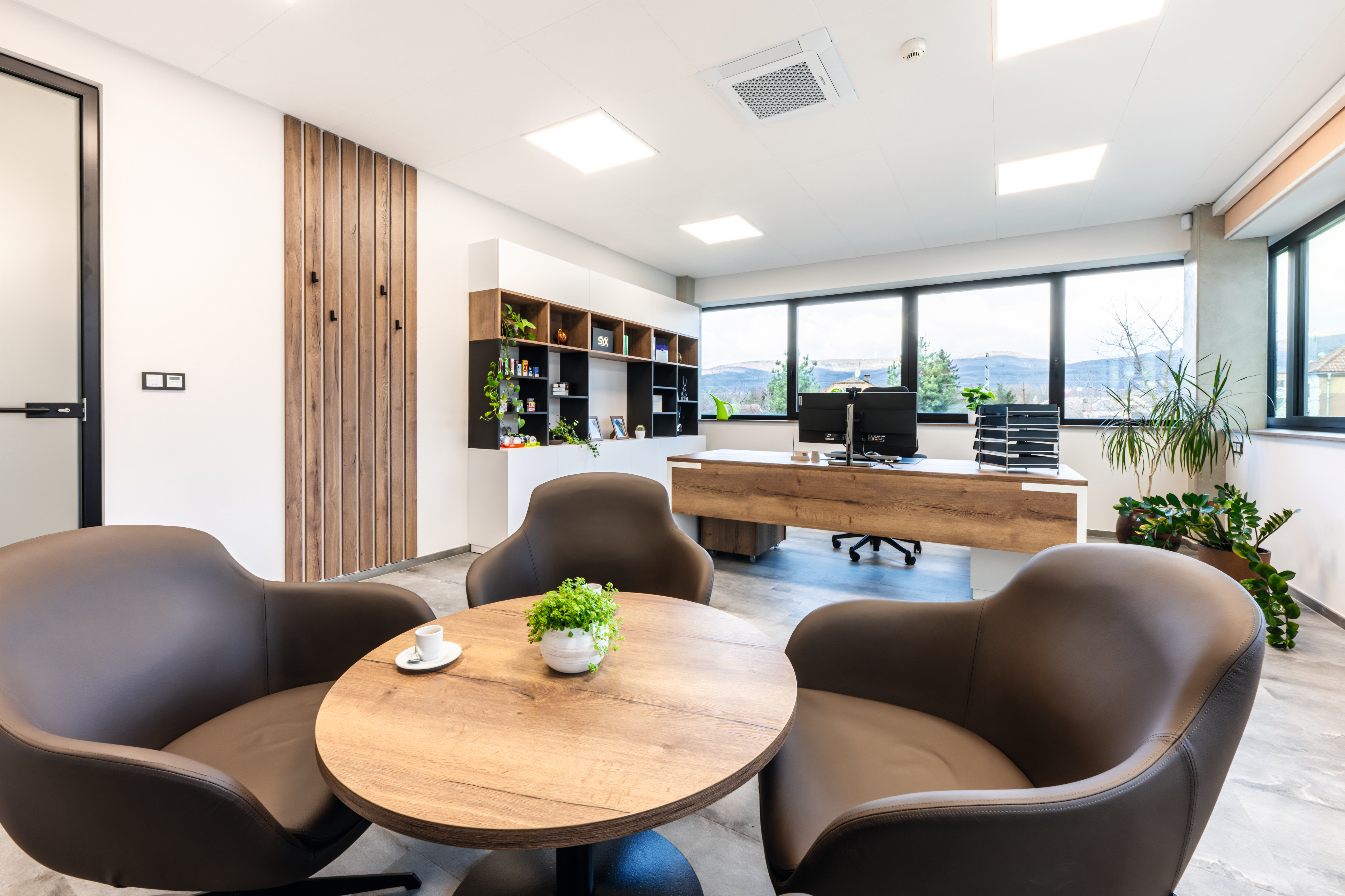 Geräumiges Büro mit bequemen Sitzmöglichkeiten.