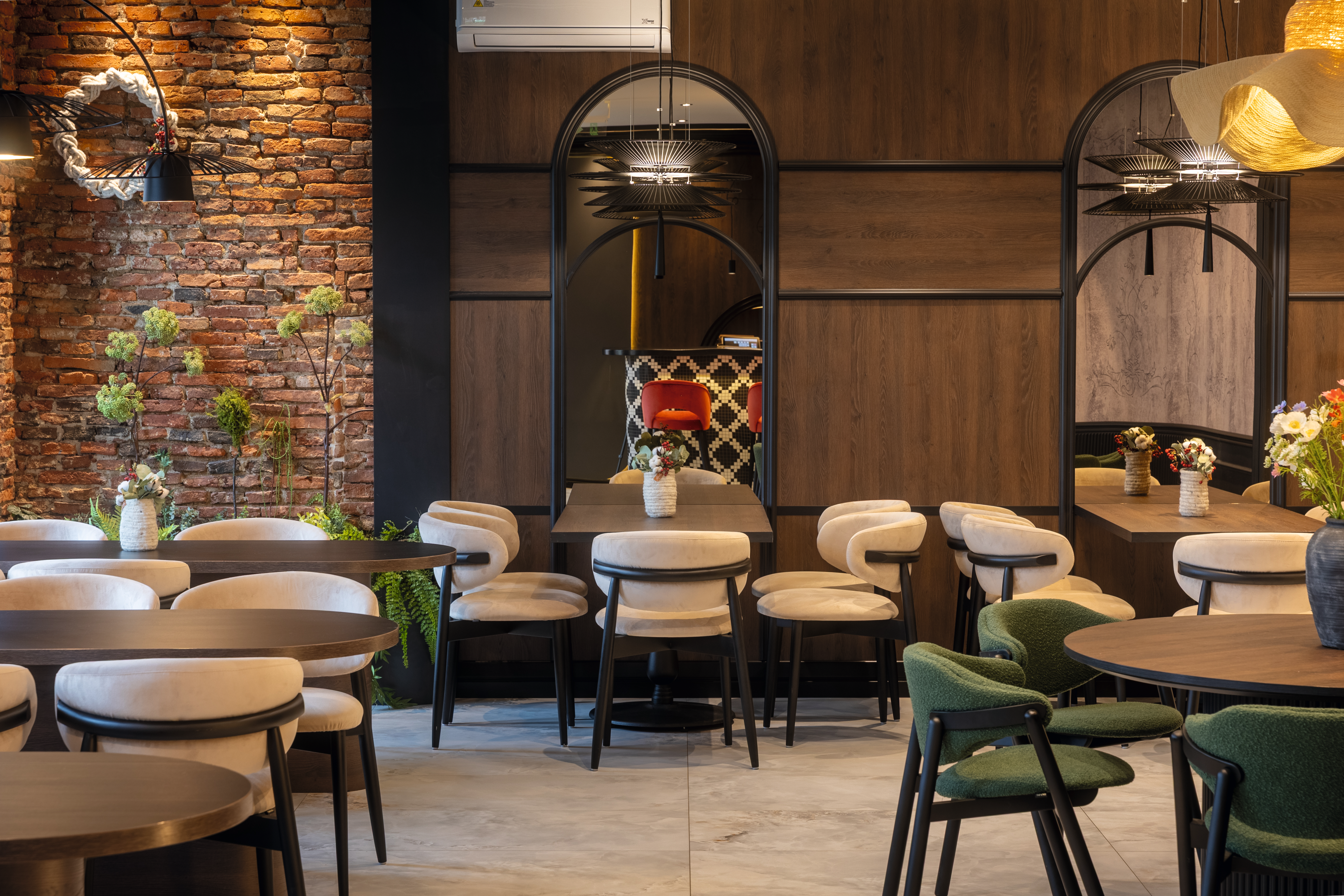 Interno del ristorante con rivestimento per pareti in legno.