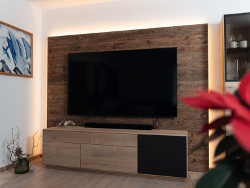 Front view of the OSB wall cladding in the decor Natural Namur Spruce, DO001 with integrated TV and indirect LED lighting. 