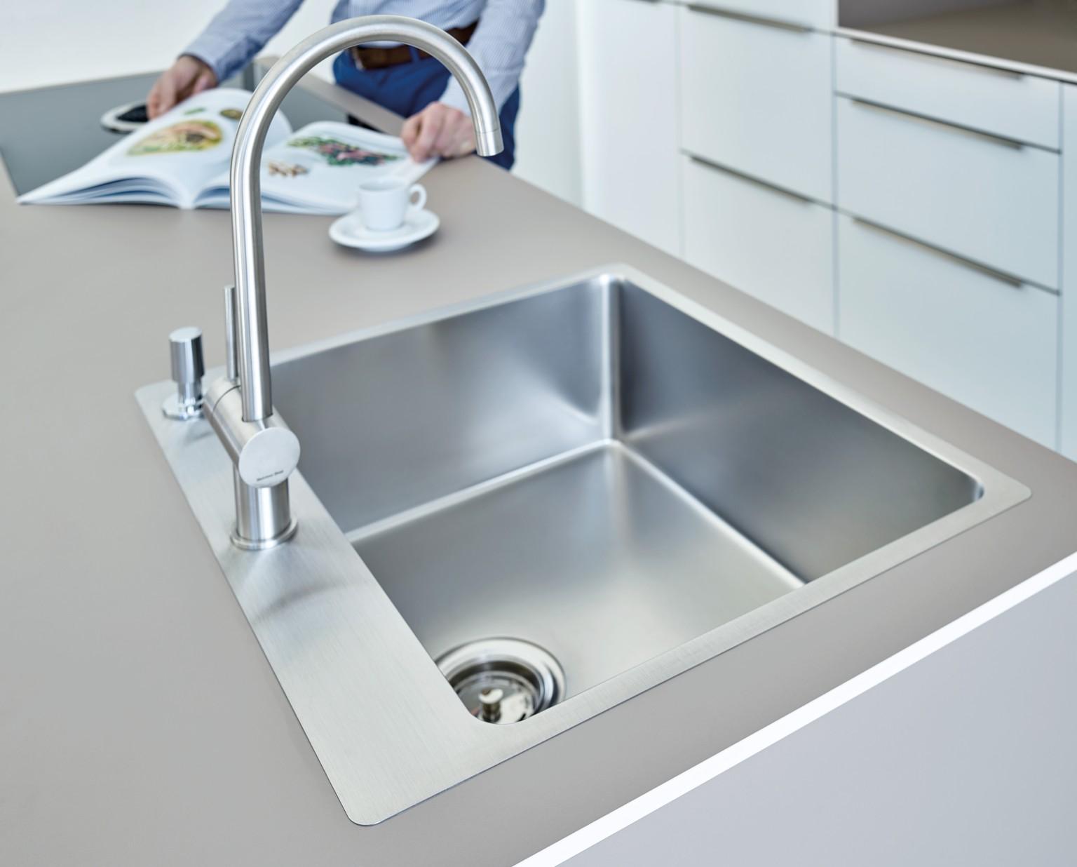The washbasin was built into the compact laminate directly.