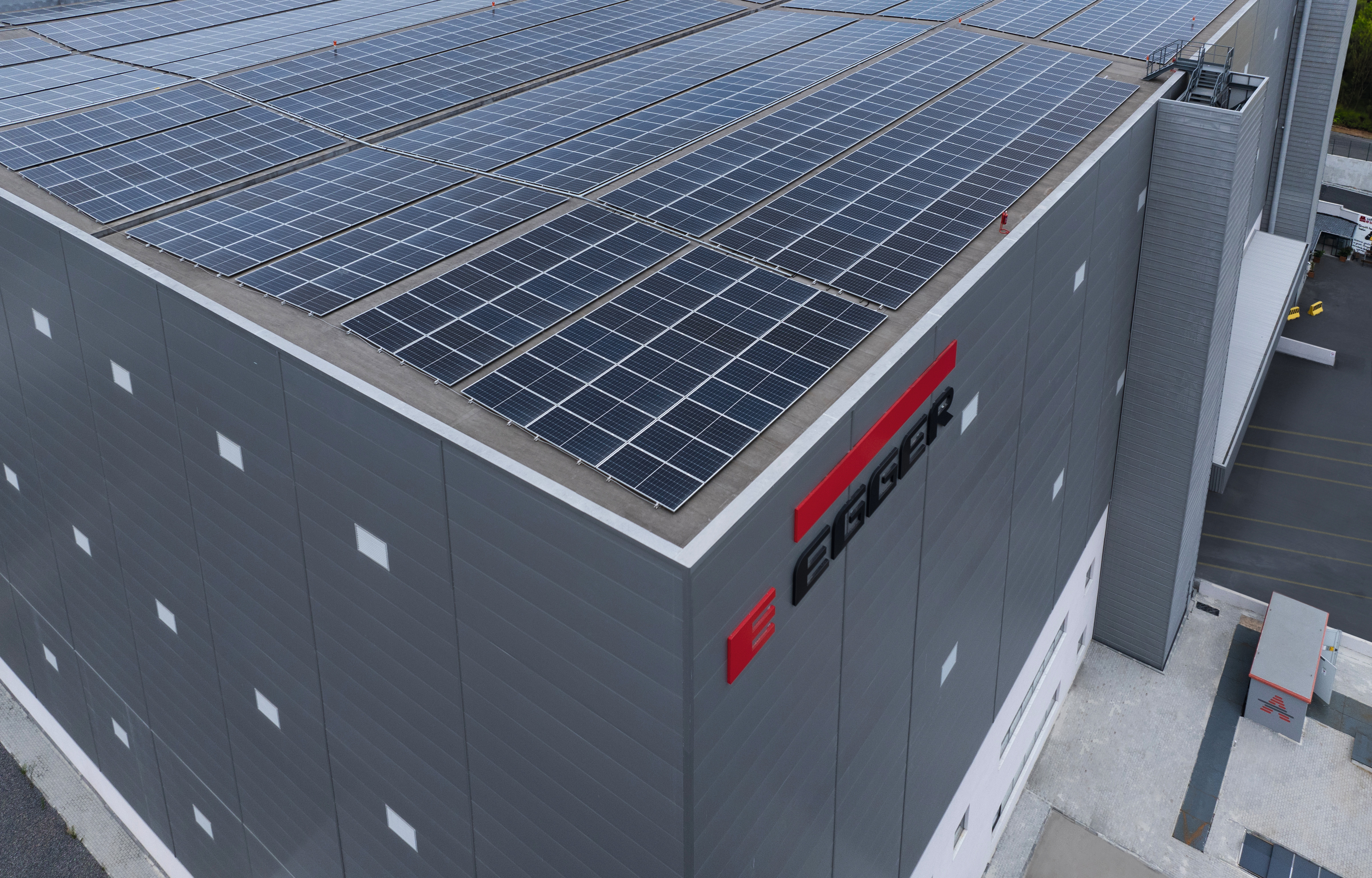 Lojistik depo güneş panelleri