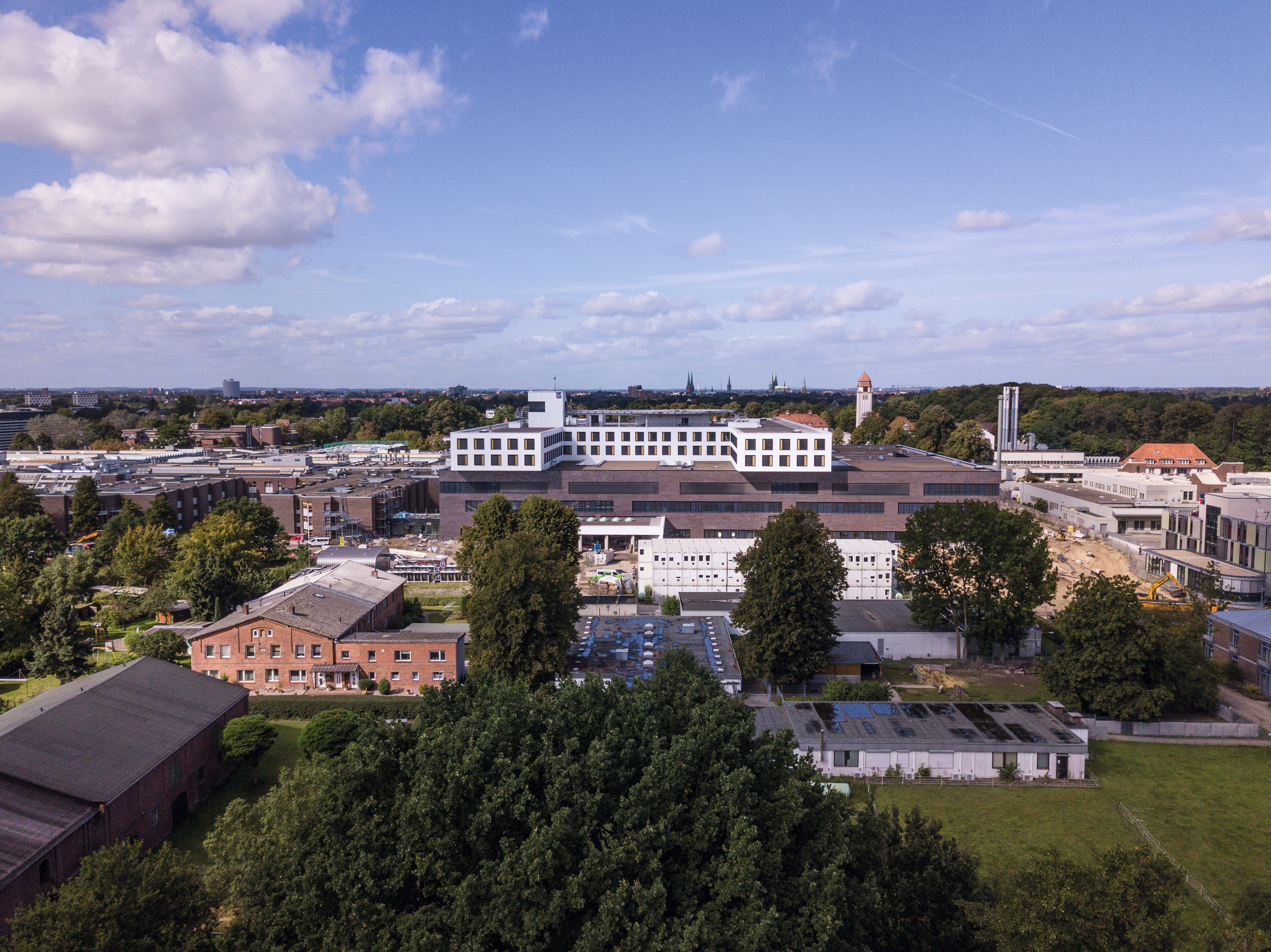  Lübeck'teki University Hospital Schleswig-Holstein'ın havadan görünümü. © University Hospital Schleswig-Holstein