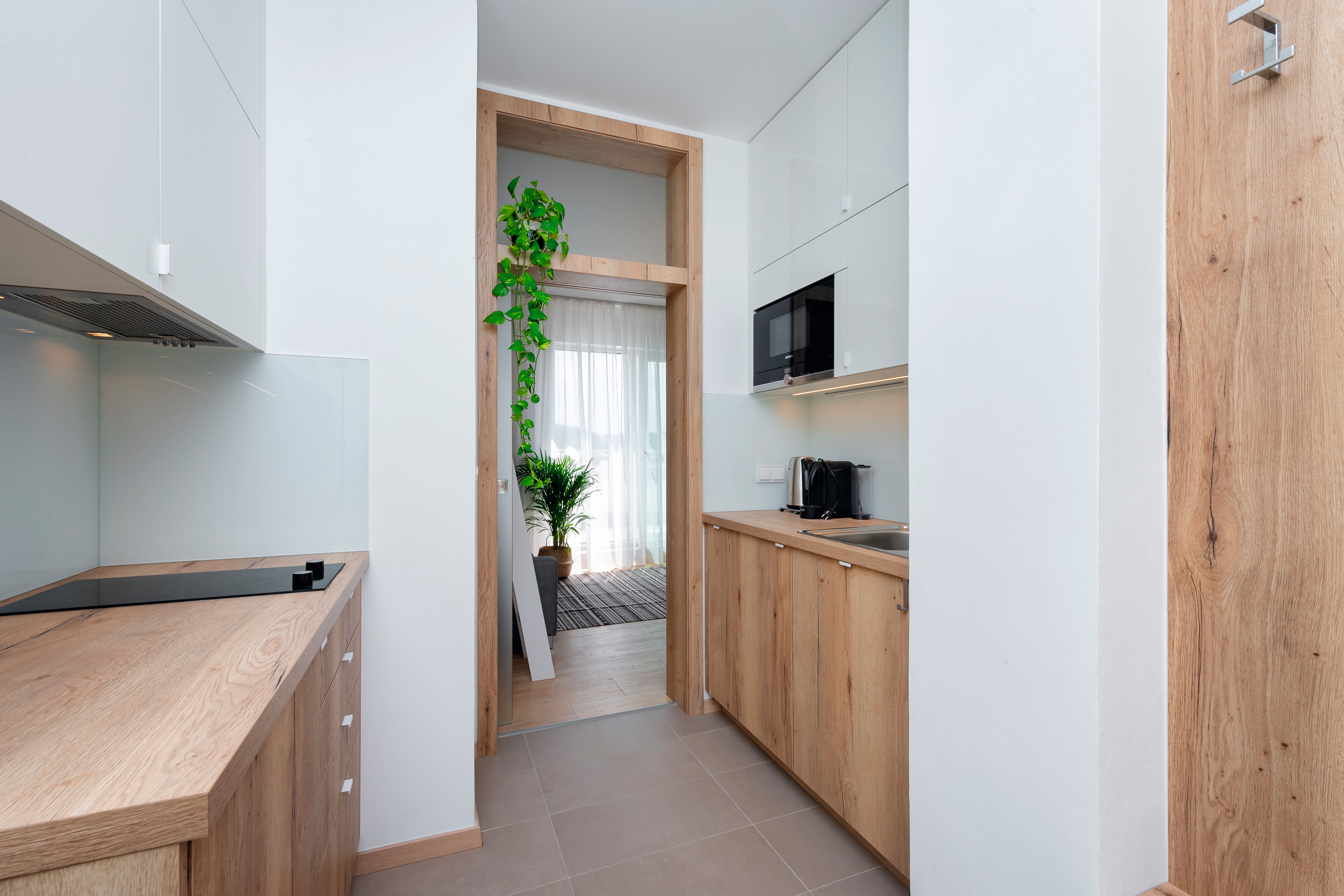 El diseño W1000 PG Blanco Premium, combinado con H1180 ST37 Roble Halifax natura, crea un ambiente armonios en la cocina.