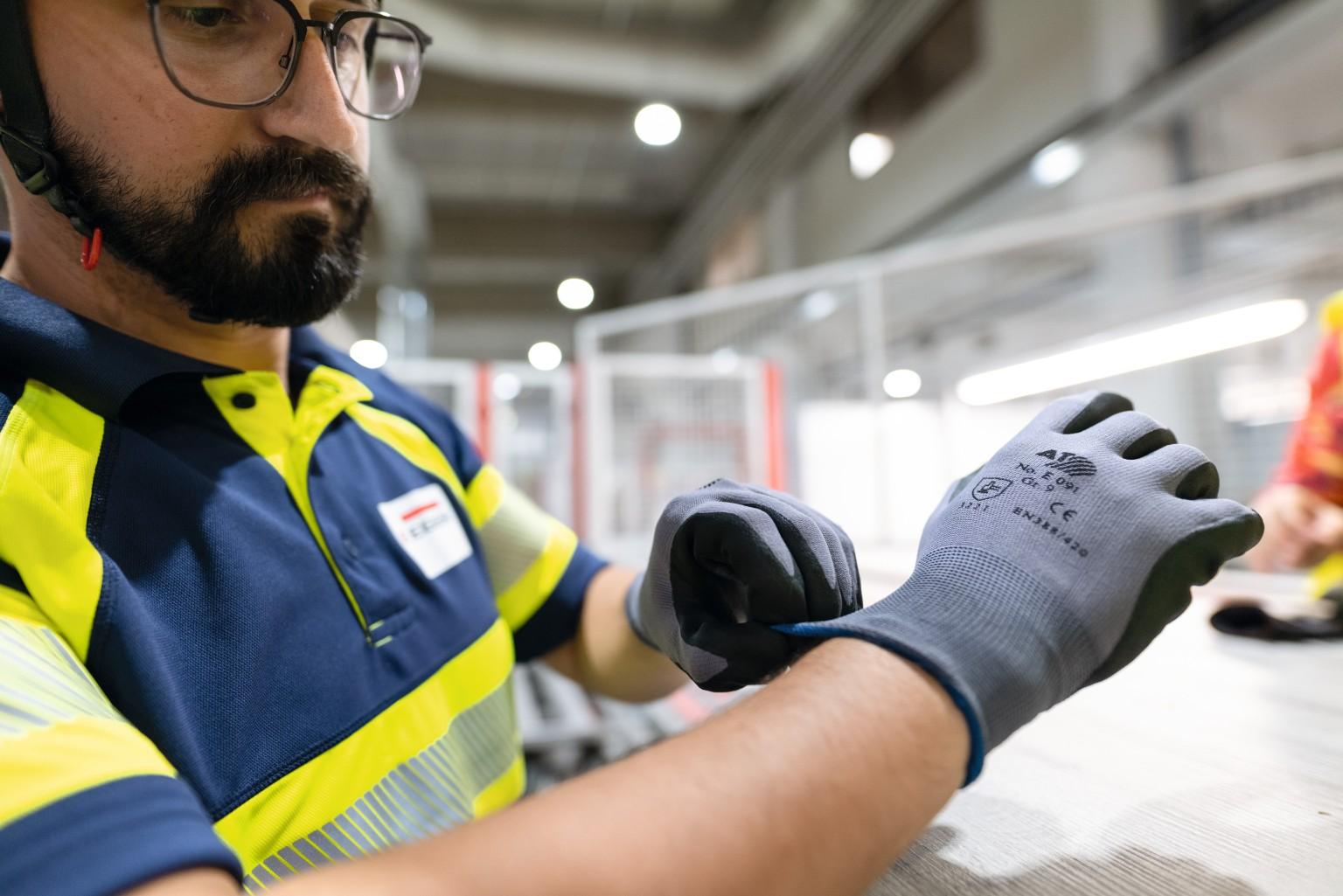Benjamin, BST 800'de çalışan bir makine operatörüdür