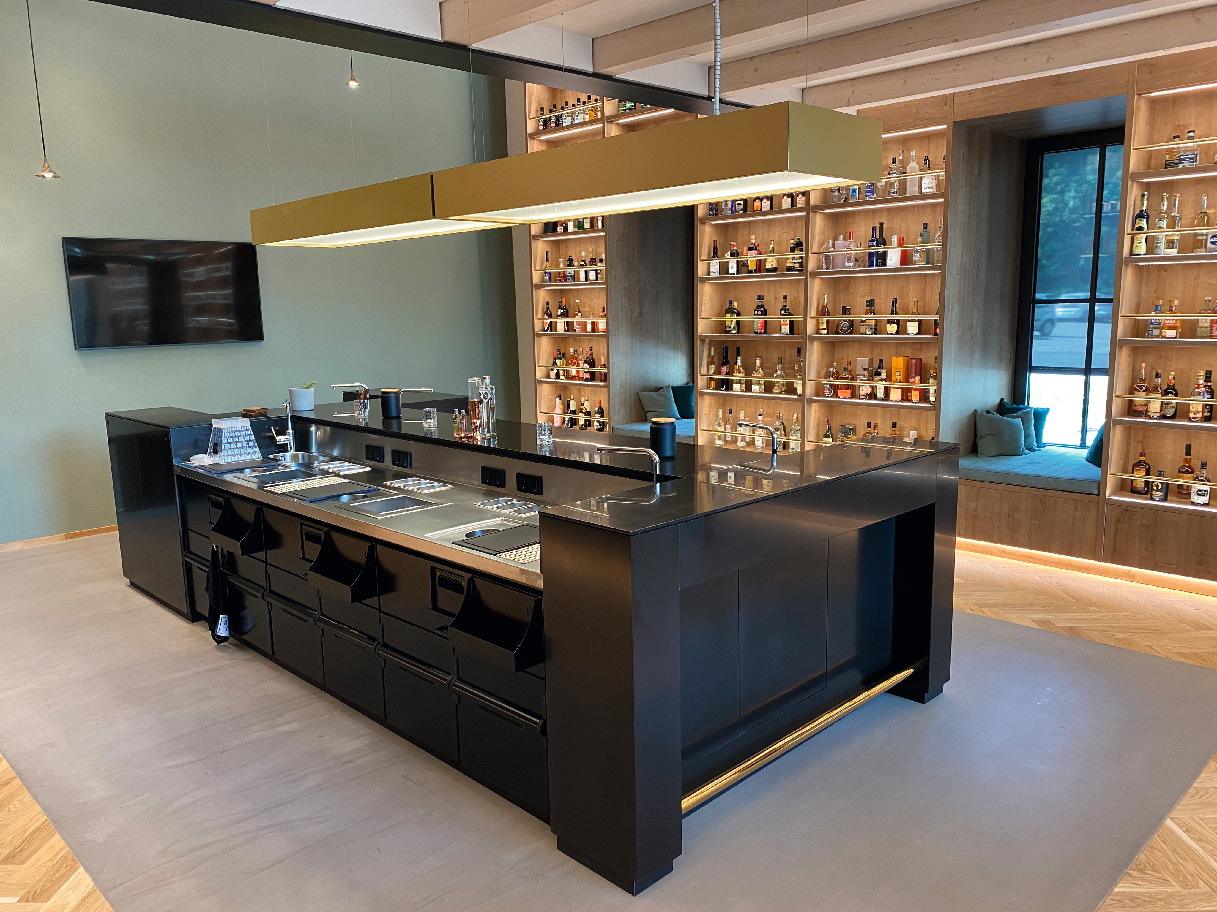 O balcão de bar, numa cor preta moderna, combina perfeitamente com o décor acolhedor H3303 ST10 Carvalho Hamilton natural das prateleiras de parede.