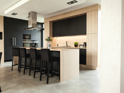 Modern kitchen design with H3309 ST28 Sand Gladstone Oak and U999 PM Black in PerfectSense Matt.