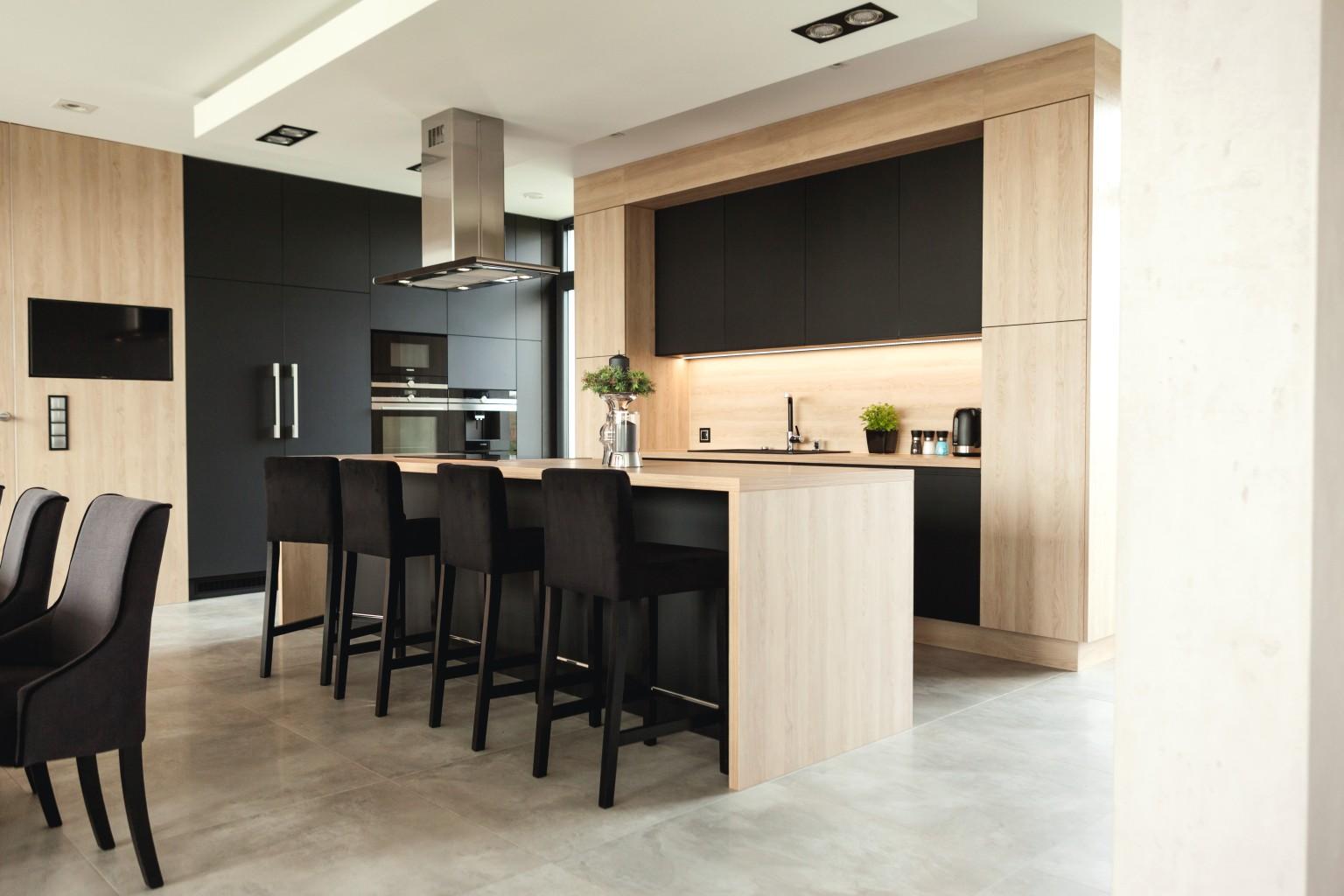 Cucina dal design moderno con il decoro H3309 ST28 Rovere Gladstone sabbia e l’esclusivo U999 PM nero nella versione PerfectSense opaco.