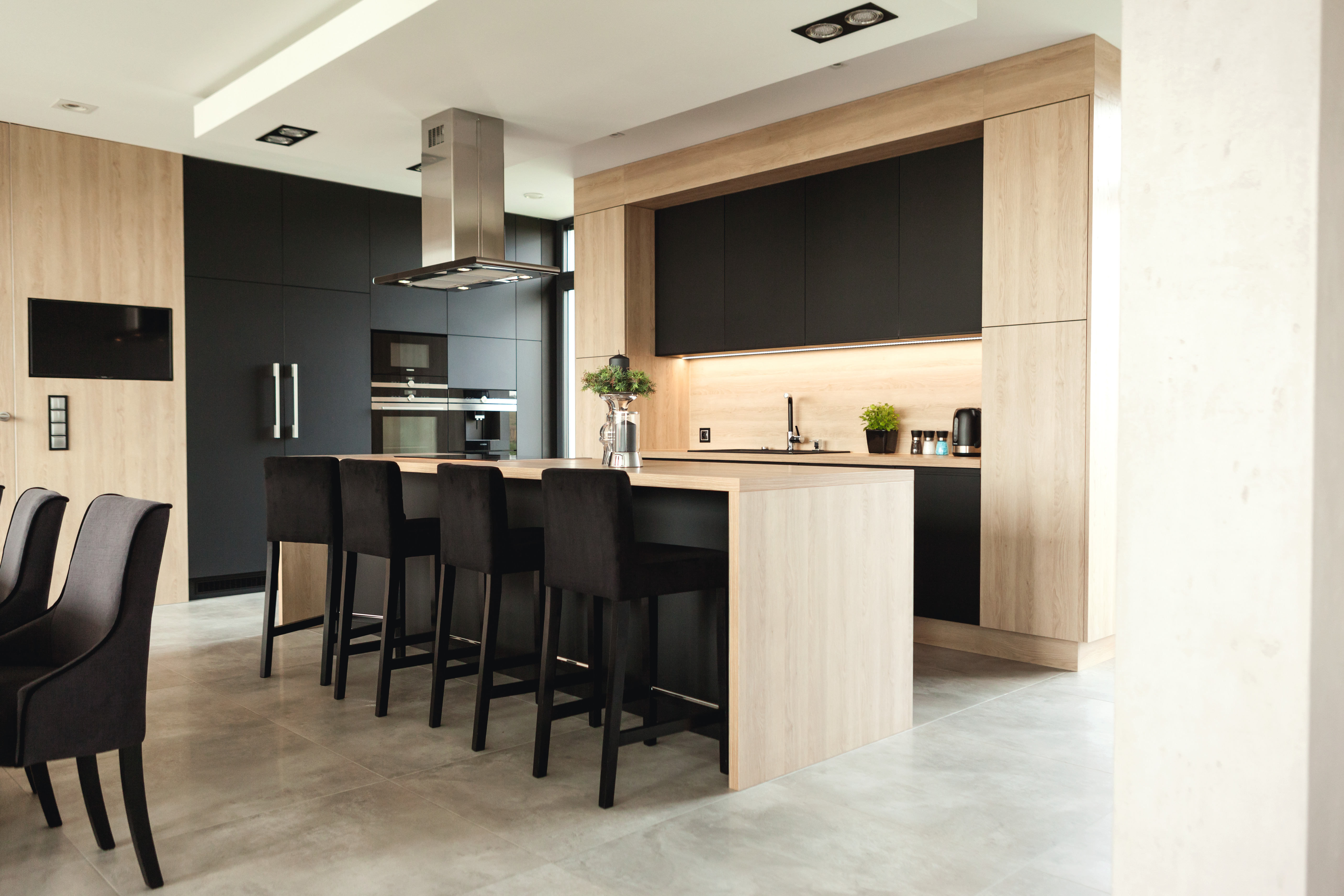 Modern kitchen design with H3309 ST28 Sand Gladstone Oak and U999 PM Black in PerfectSense Matt.