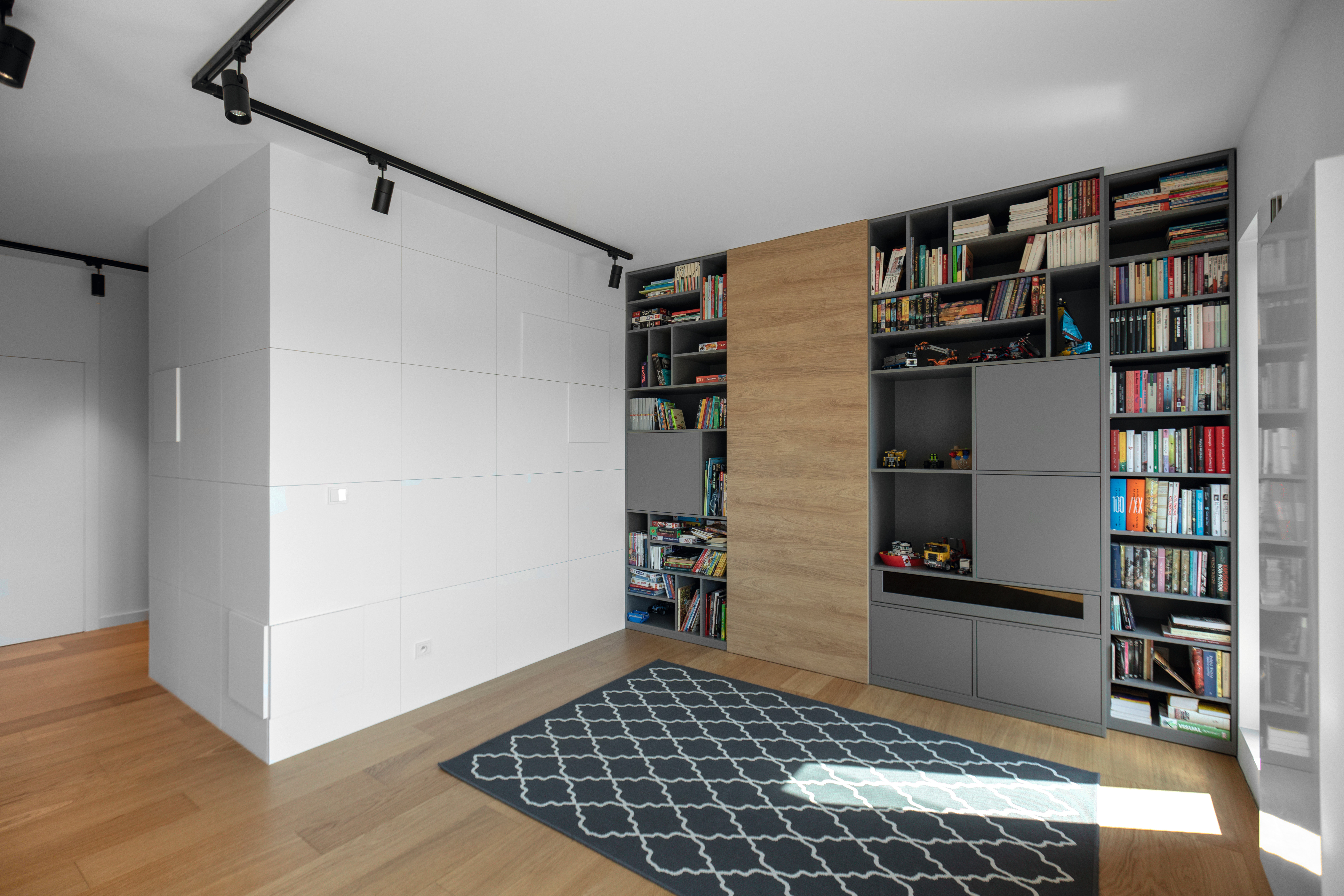 The RTV shelf with the grey decor U732 ST9 and the wood reproduction H3730 ST10.