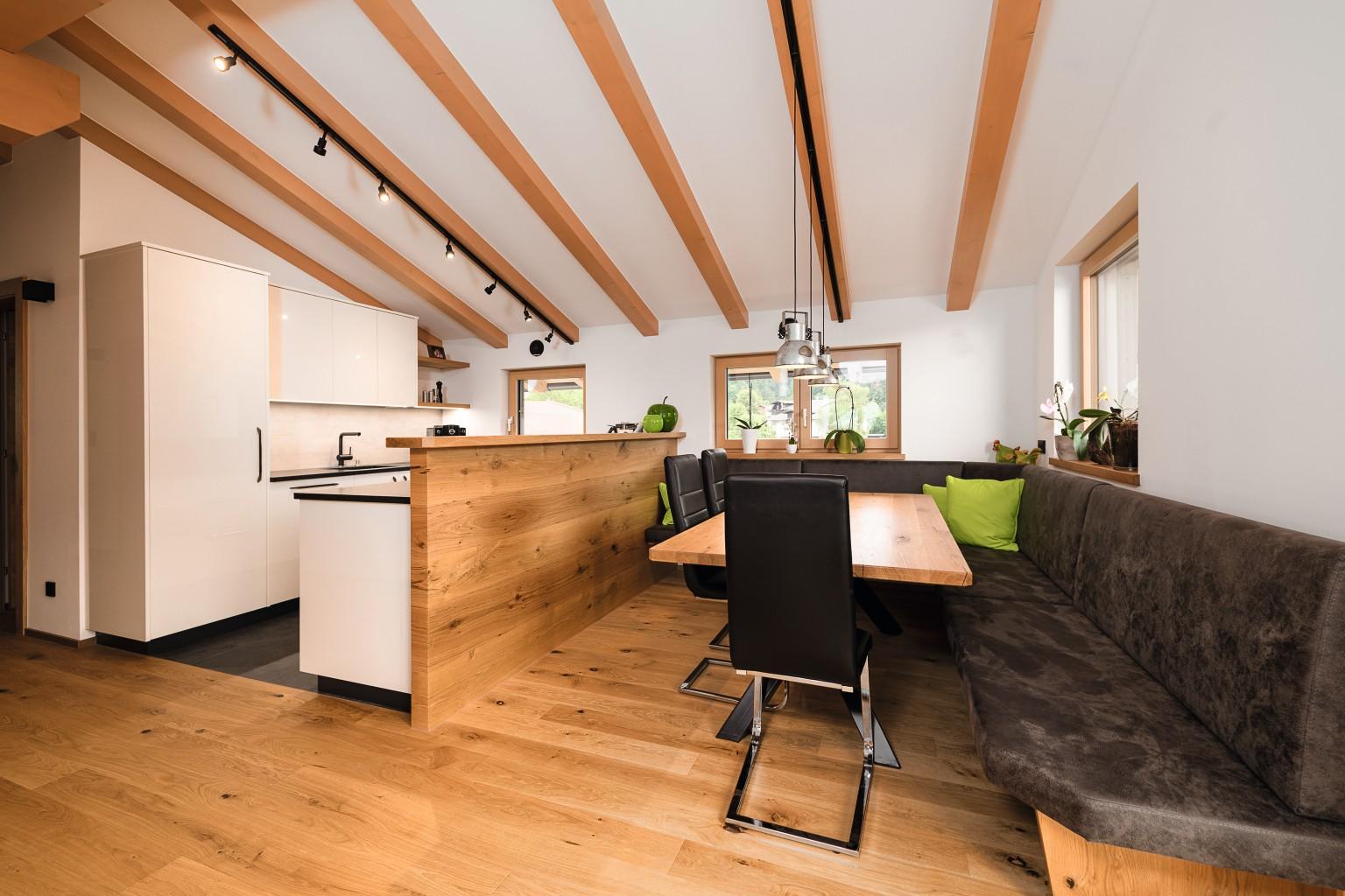The worktop in U961 Graphite provides a special eye-catcher.