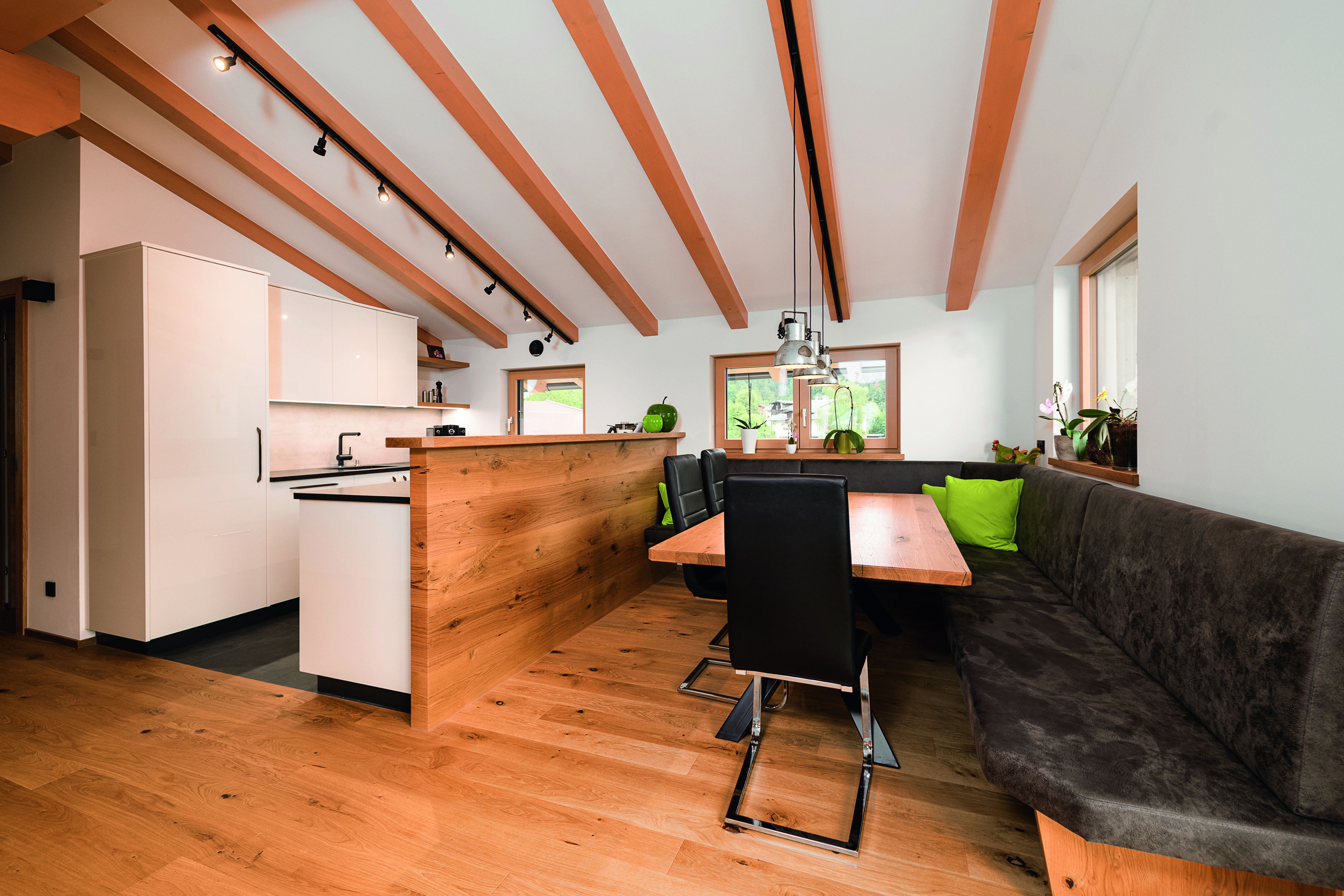 The worktop in U961 Graphite provides a special eye-catcher.