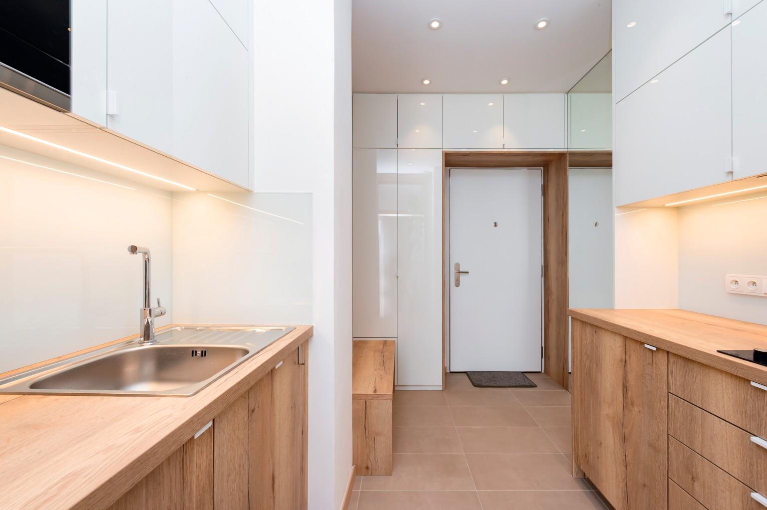 W1000 PG Premium White feels exclusive and it visually increases the space.