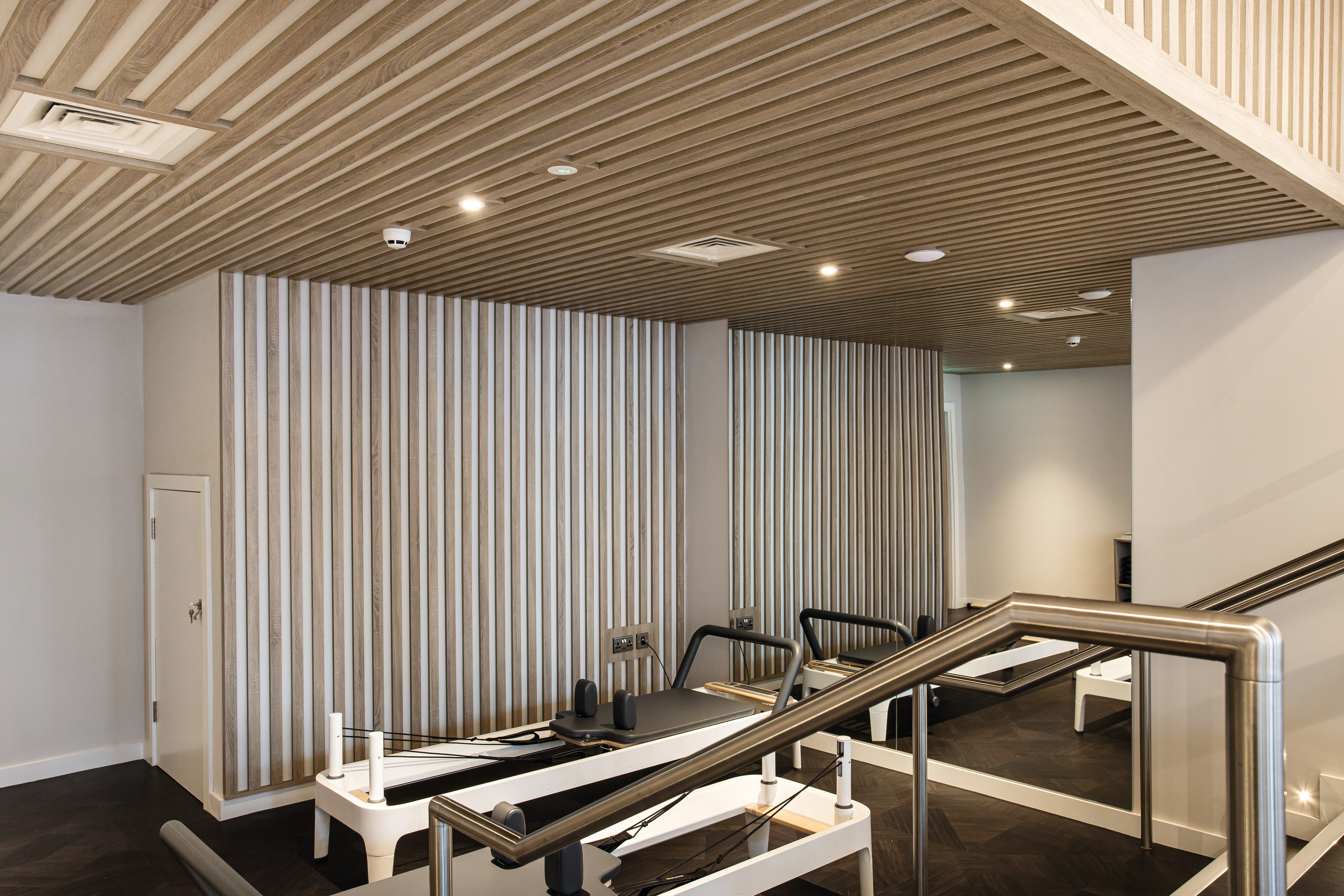 W nowym studio odnowy biologicznej na wszystkich trzech piętrach zastosowano panele dekoracyjne, laminaty i obrzeża w tym samym dekorze.