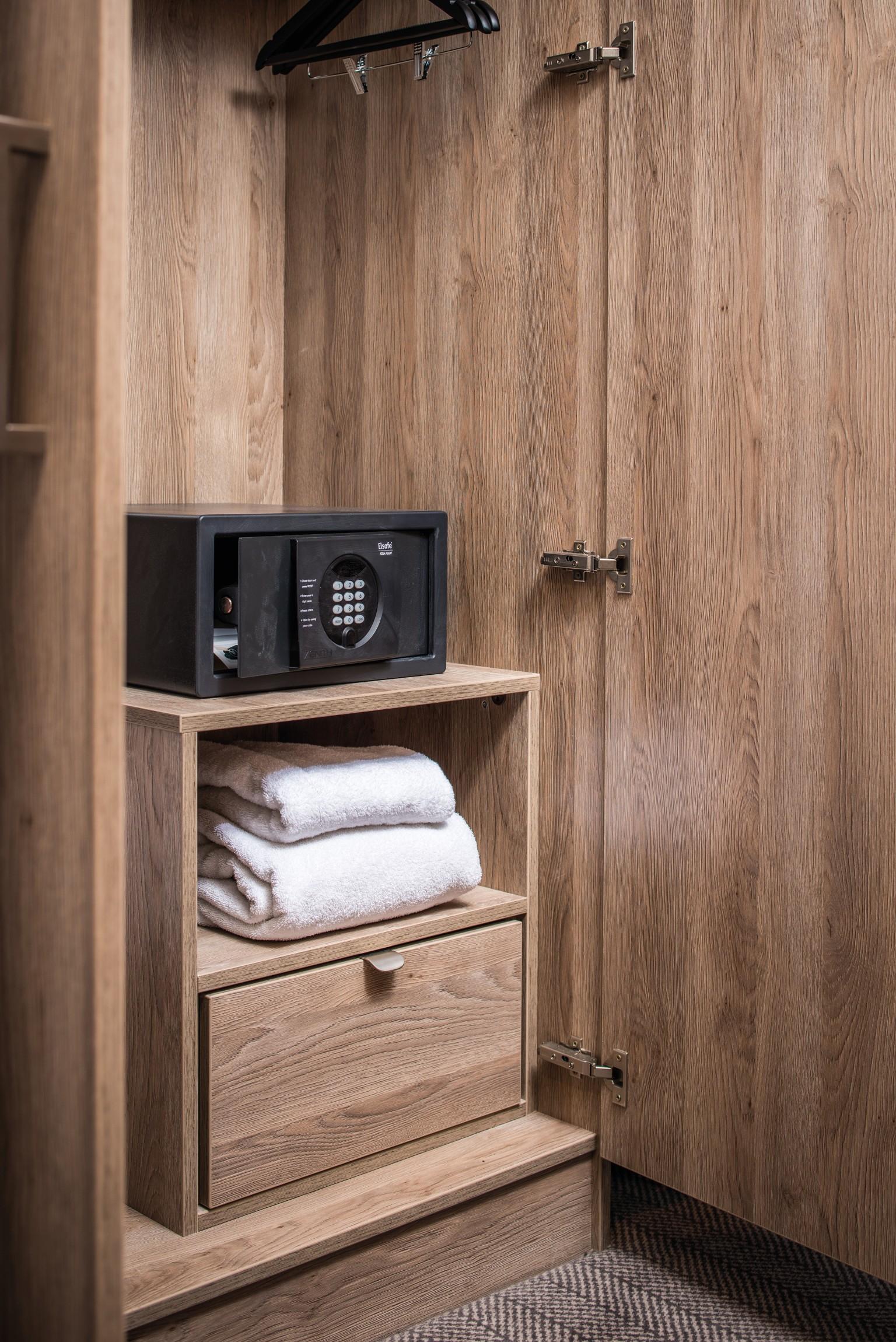 H3326 ST28 Rovere Gladstone greige è stato utilizzato anche all’interno dell’armadio.