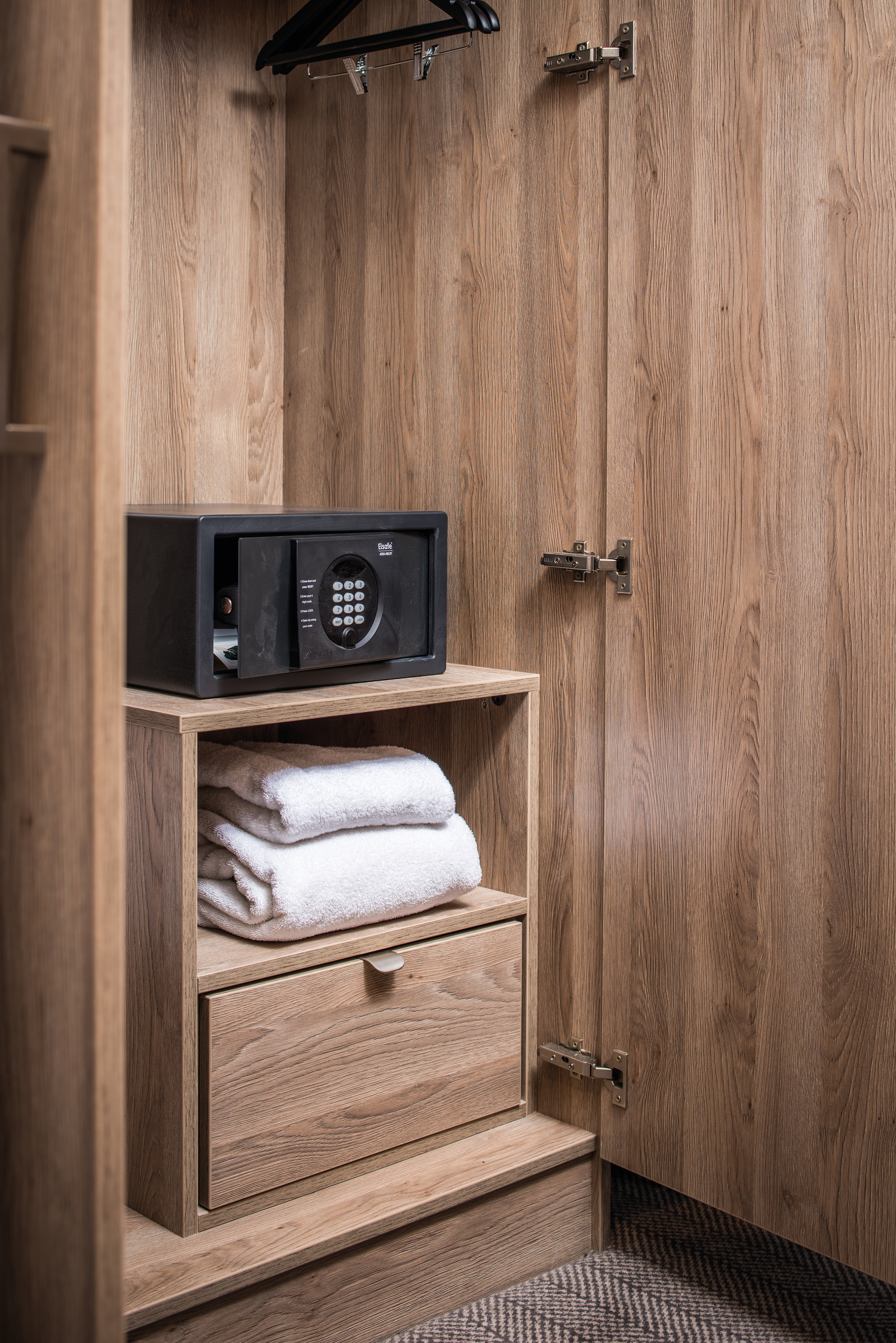 H3326 ST28 Rovere Gladstone greige è stato utilizzato anche all’interno dell’armadio.