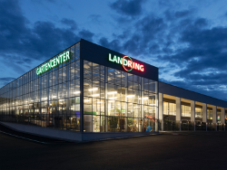 Der Baumarkt besteht aus einem Gartencenter und einem Verkaufsraum.