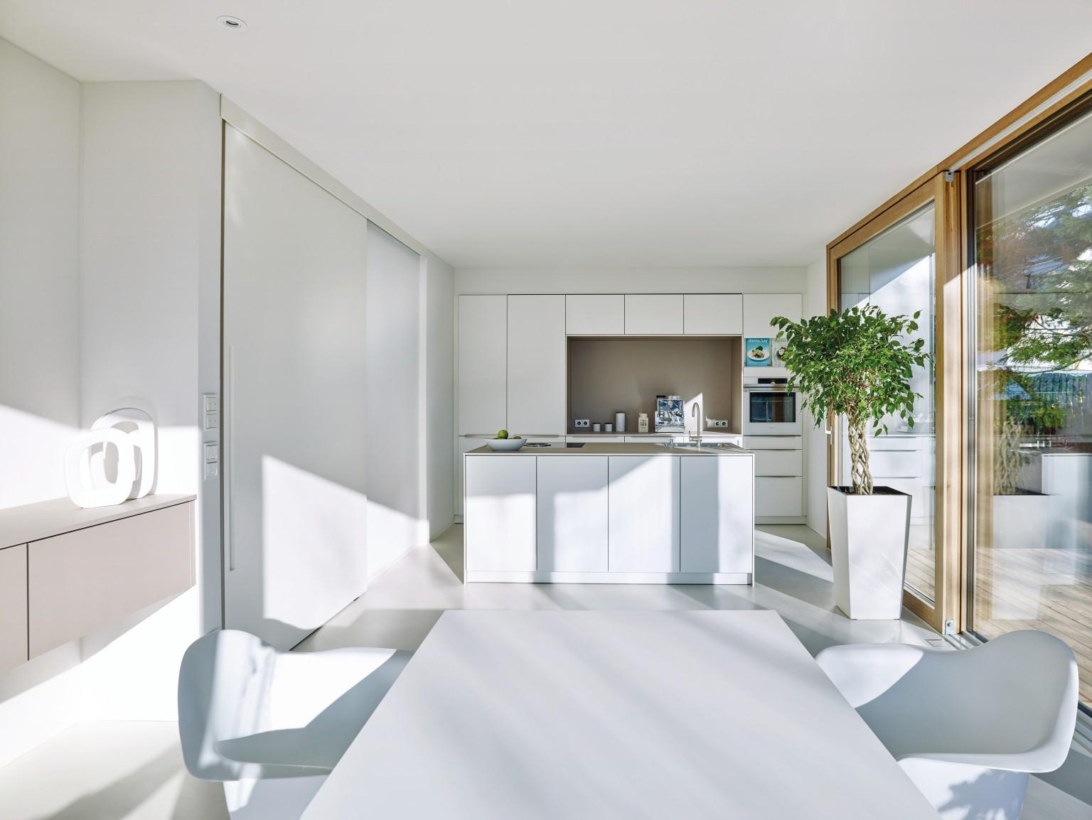 The kitchen block made with EGGER Compact Laminate is the eye-catcher in the kitchen.