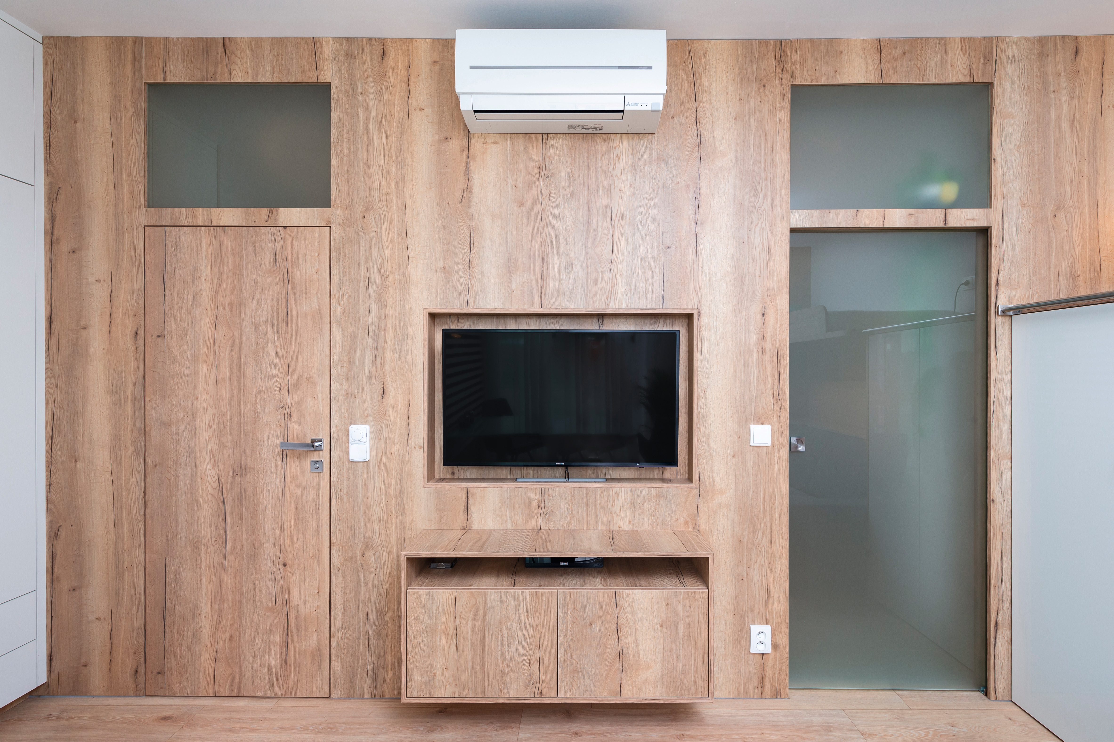Decorul dominant în apartamentul renovat este H1180 ST37 Stejar Halifax natur.