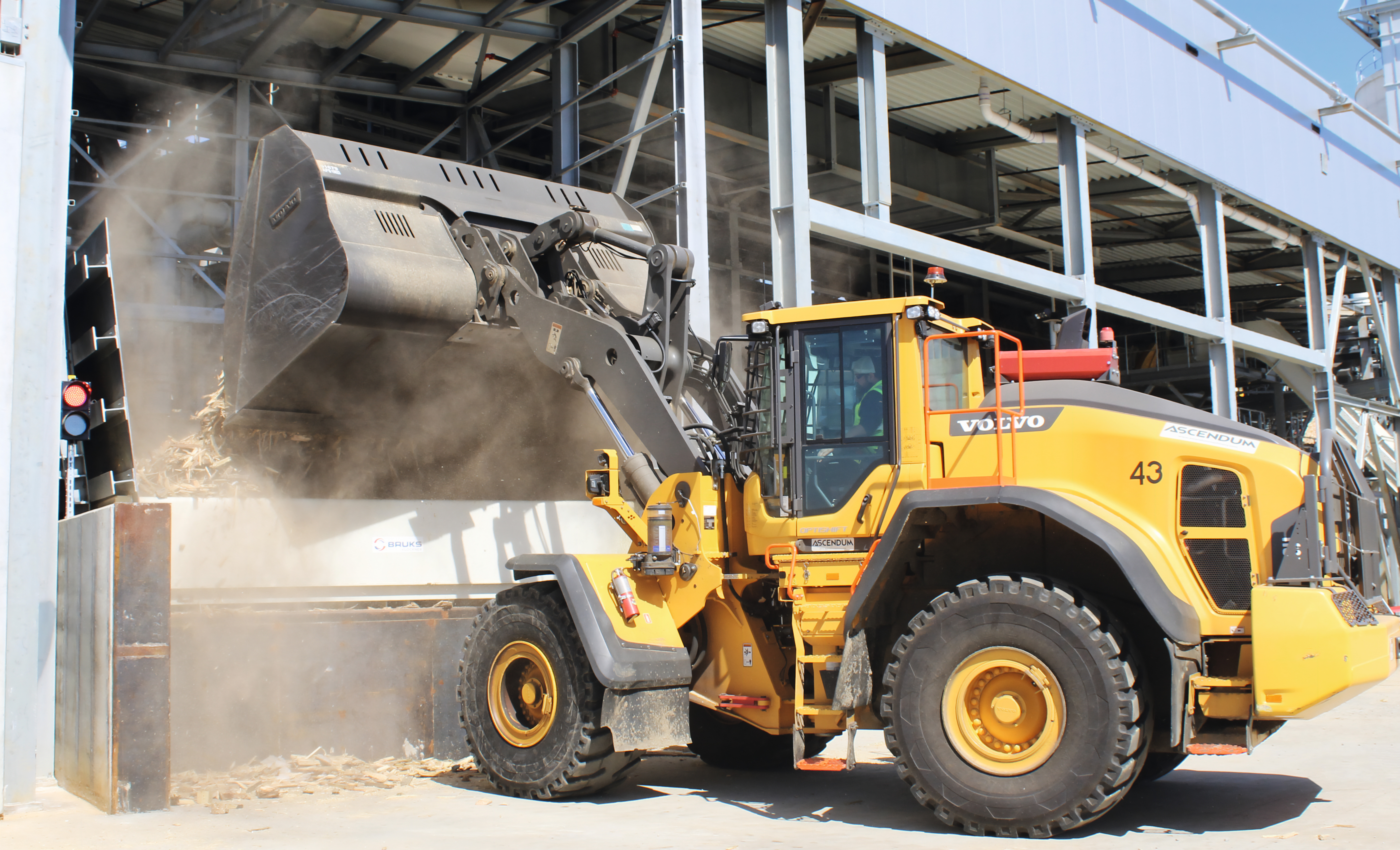 Excavator transports recycled wood to the recycling facility at the EGGER plant Lexington, NC (US)