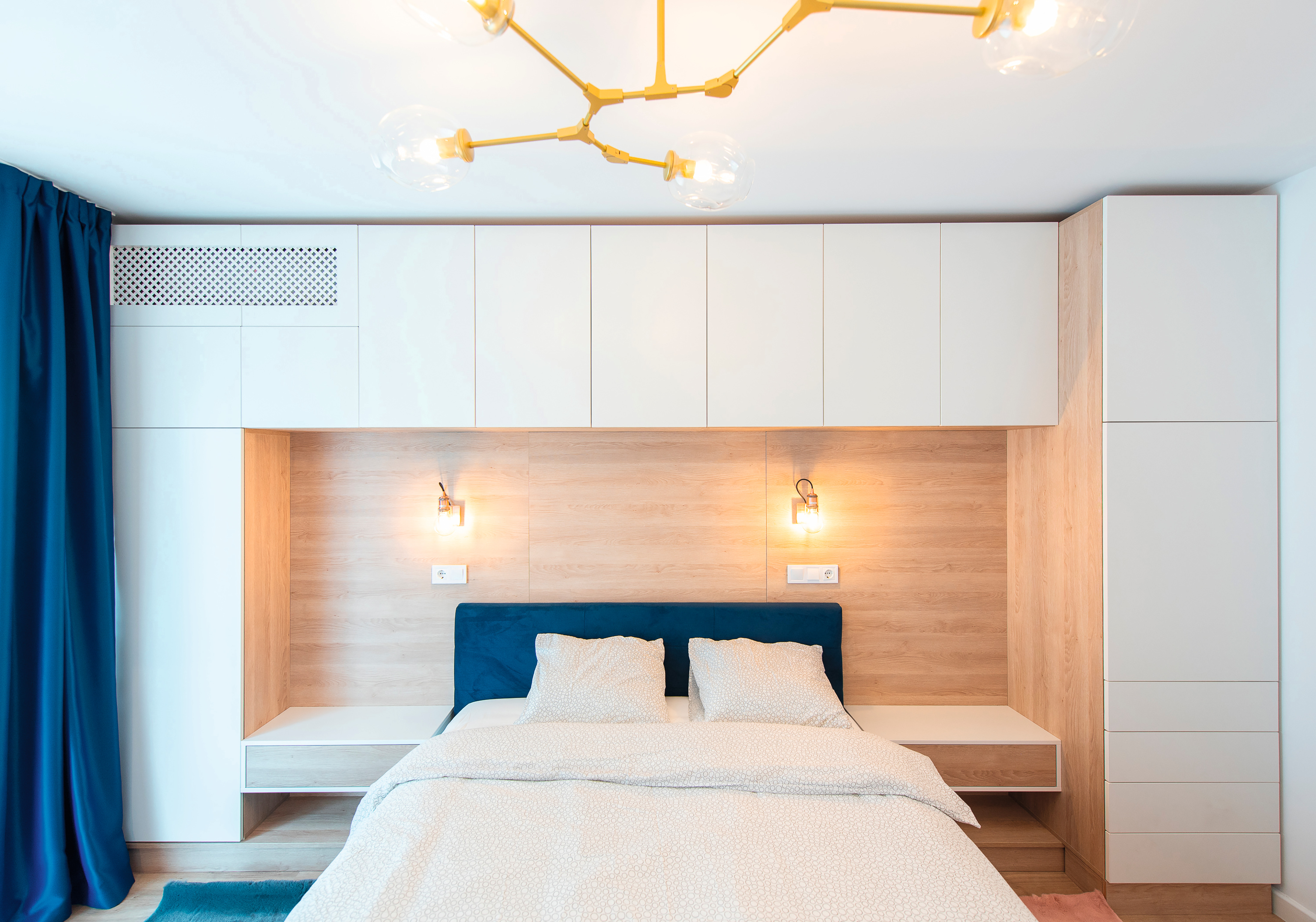 Svijetla spavaća soba u dekoru W1000 ST9 Premium bijela.