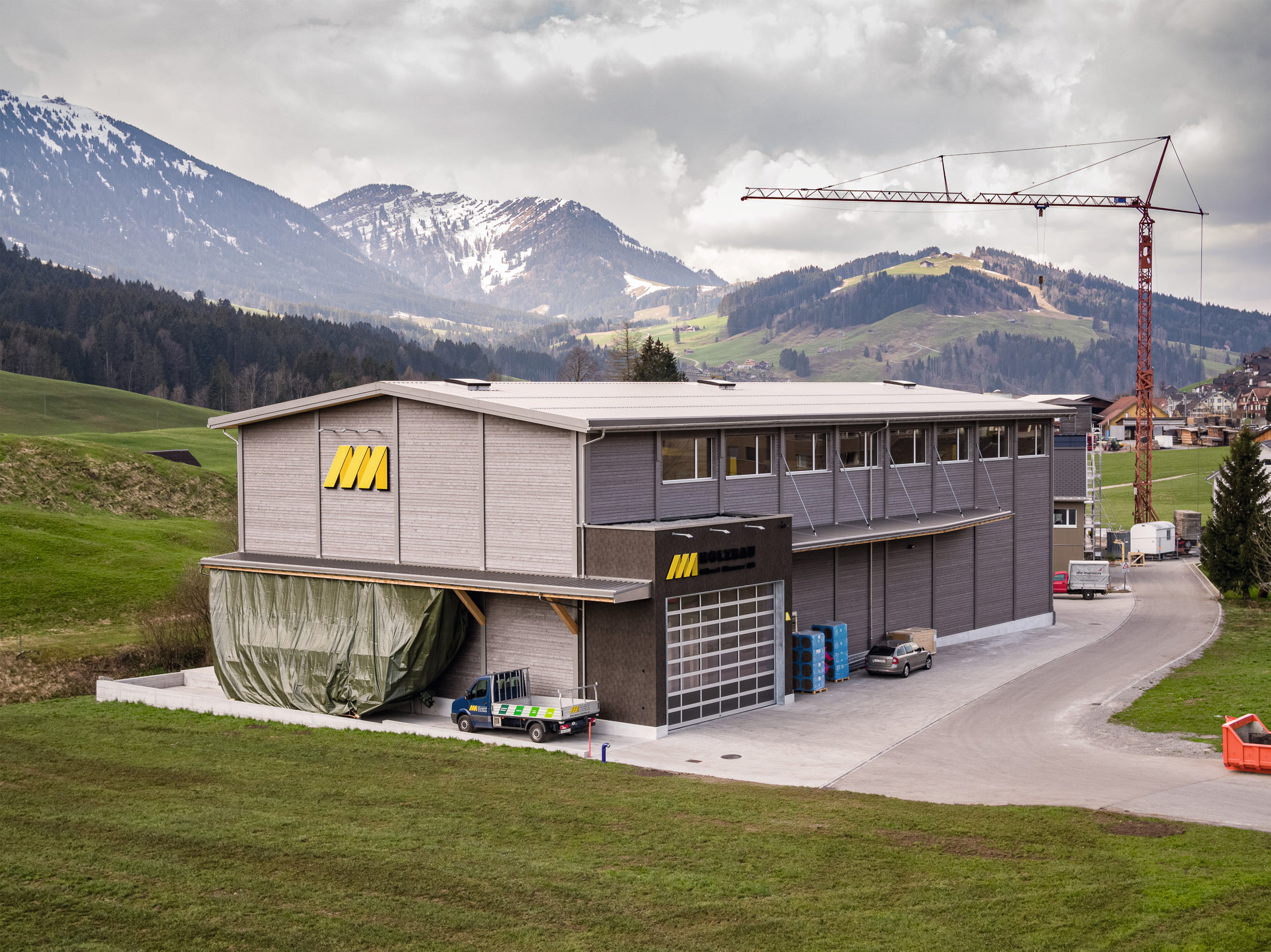 Il nuovo capannone di produzione di Holzbau Albert Manser AG è stato costruito in un anno.