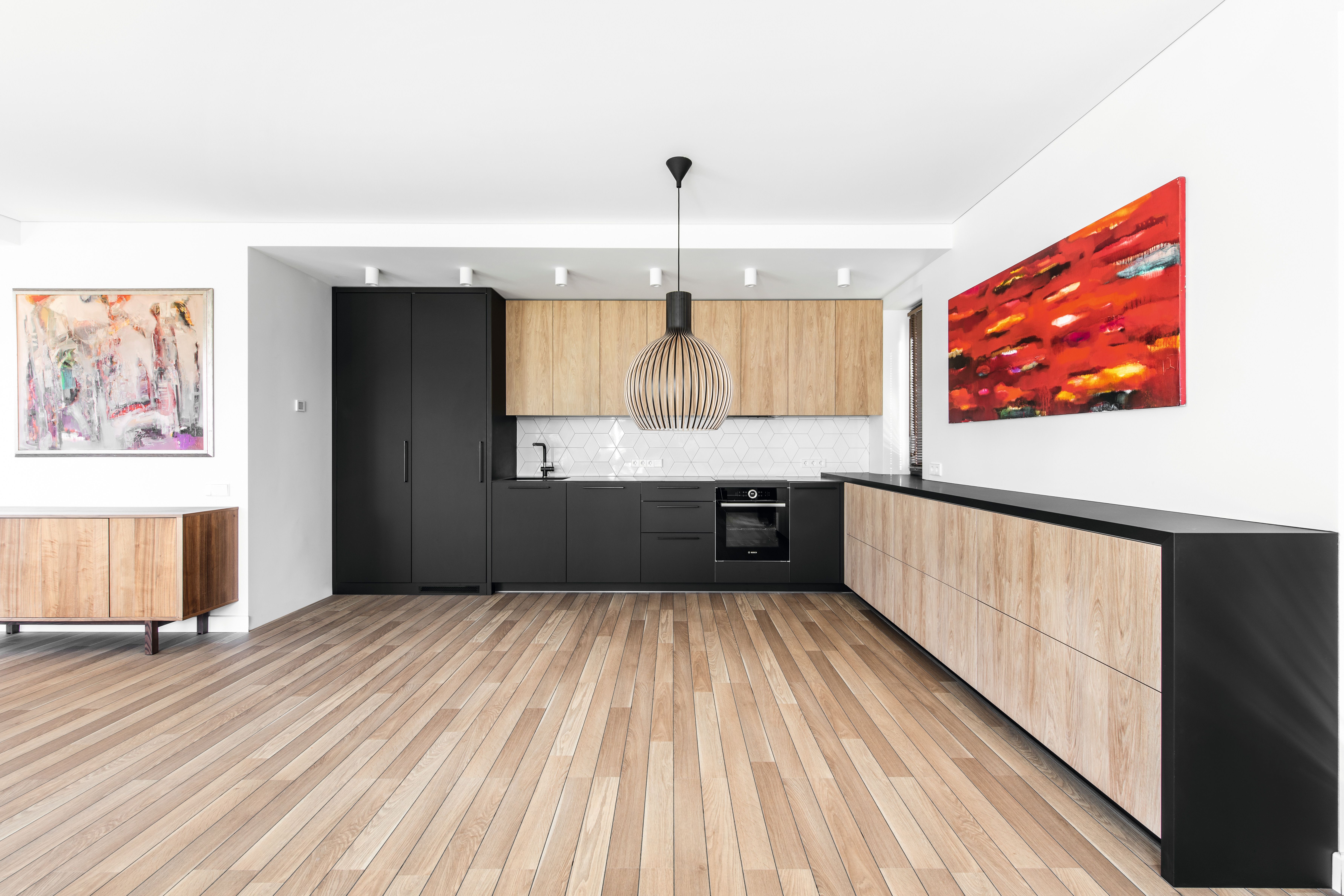 Для фасадов кухонной мебели были использованы декоры U999 PM/ST2 и H3730 ST10.