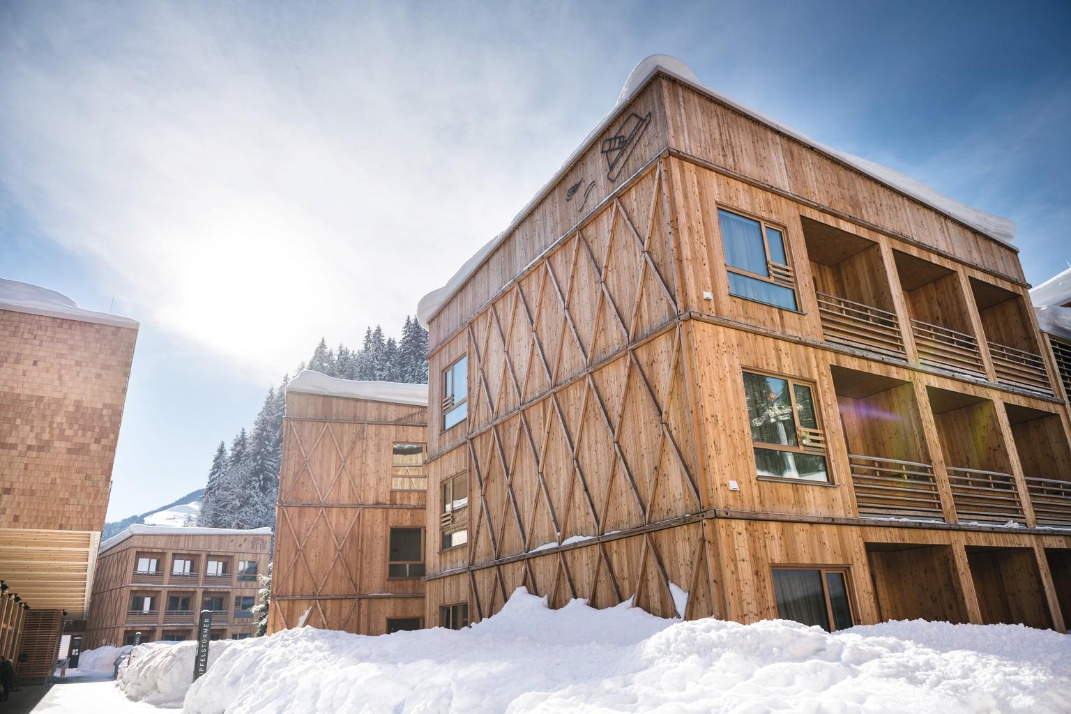 The larch façades of the lodges create a natural atmosphere. © Klaus Bauer Photomotion