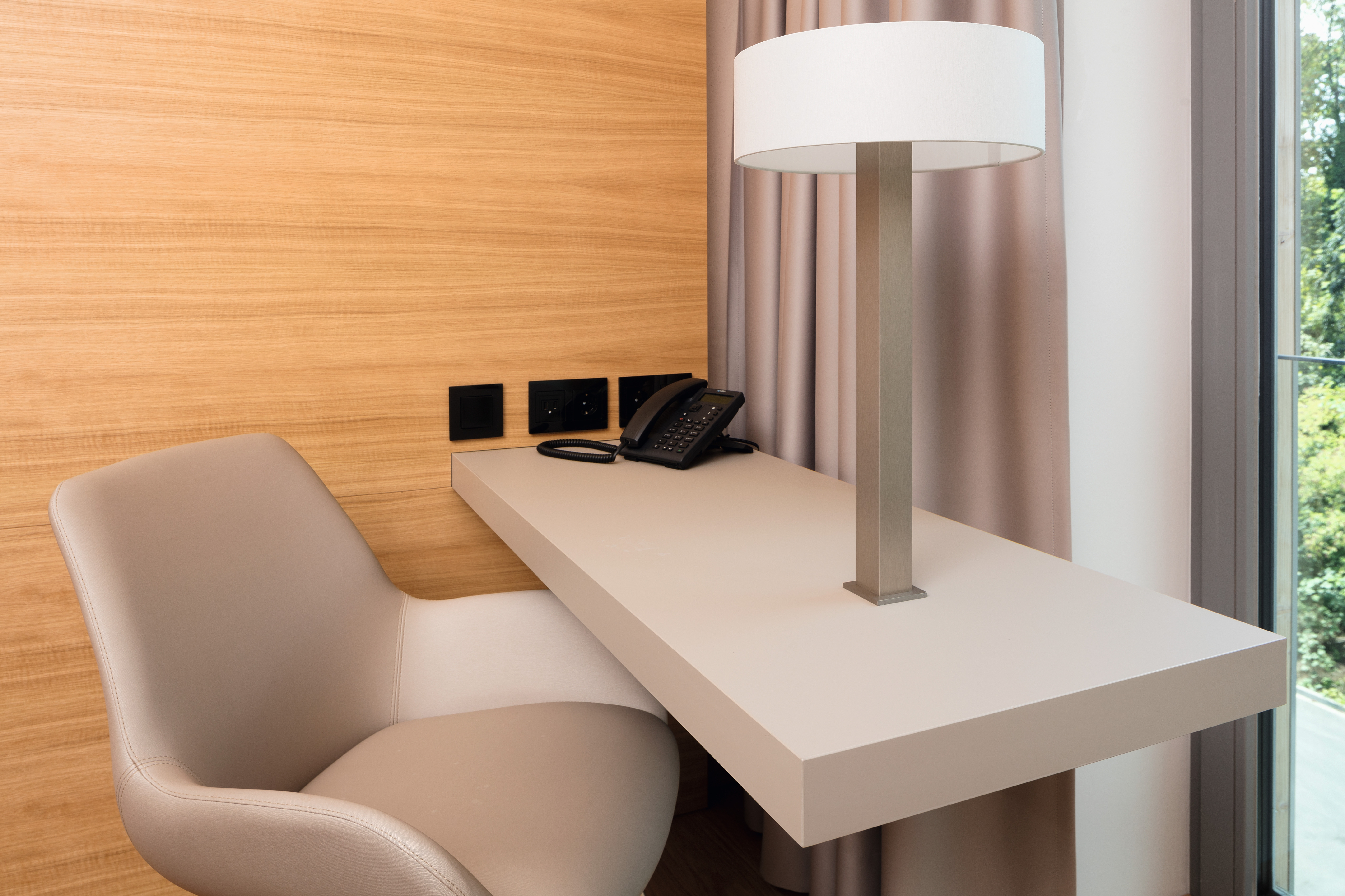 Suprafața biroului a fost realizată cu laminatul rezistent PerfectSense Topmatt.