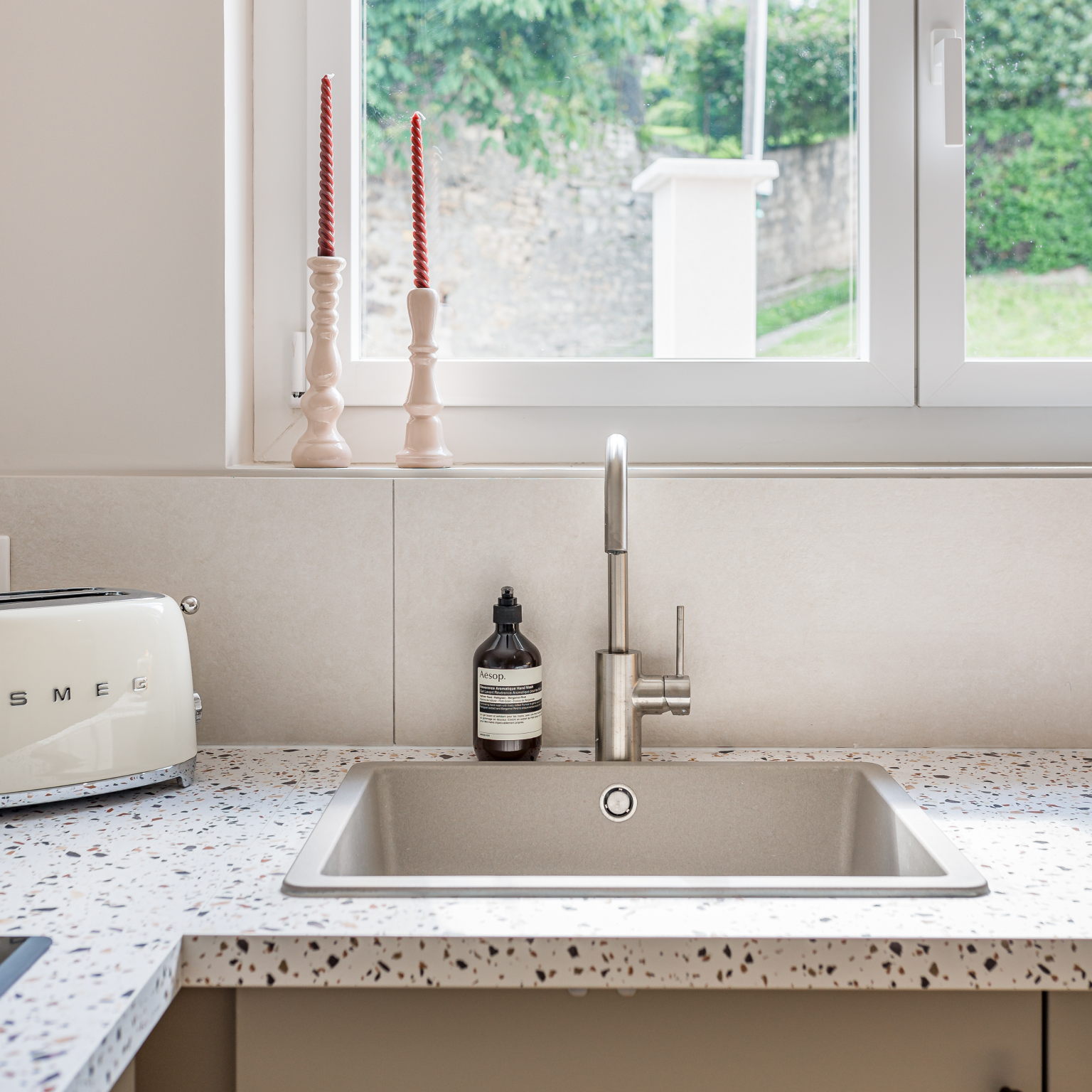 Vue d’ensemble de la cuisine moderne signée MAFA, alliance de matériaux tendance et élégance contemporaine