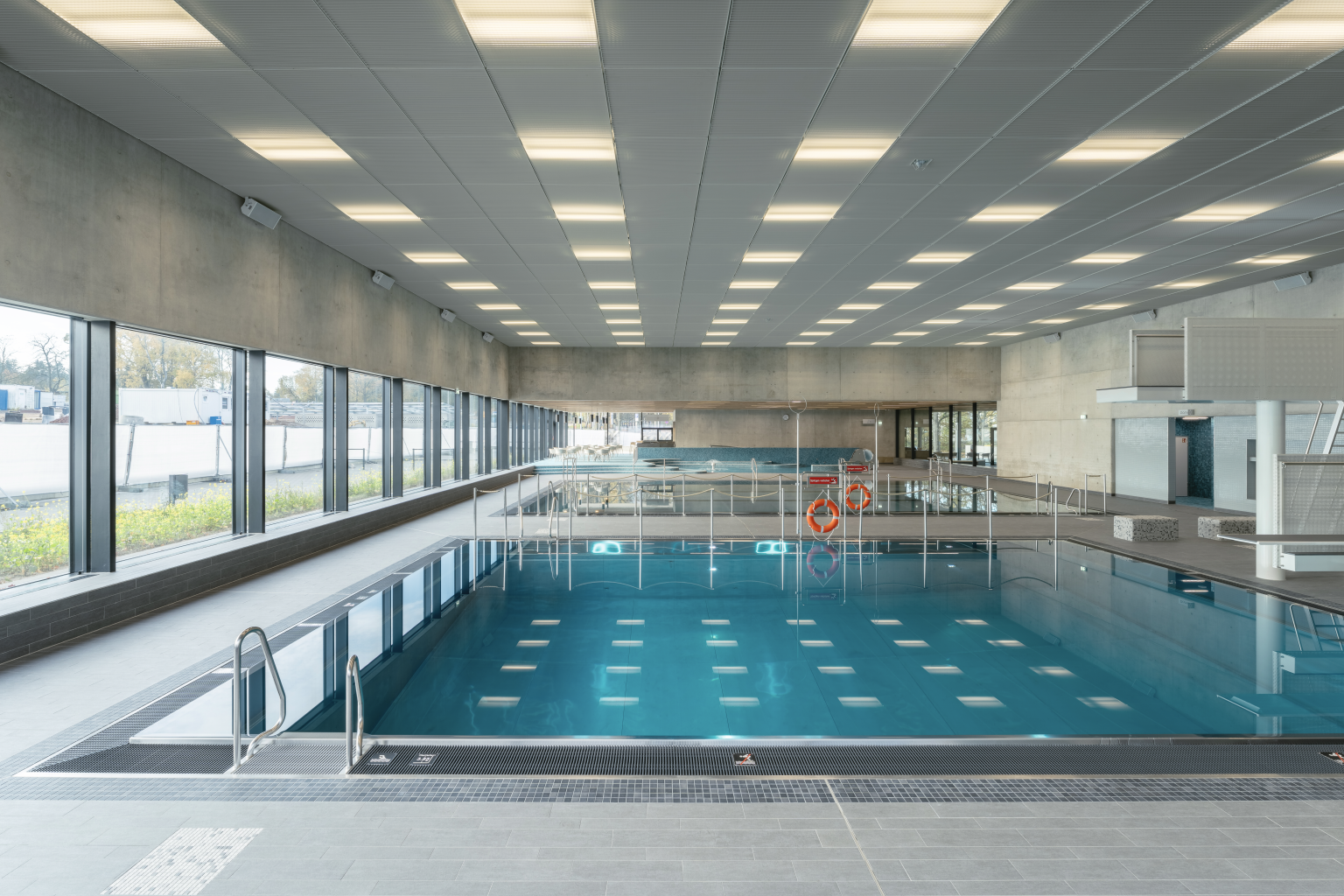 La piscina offre molto spazio per lo sport e il divertimento.