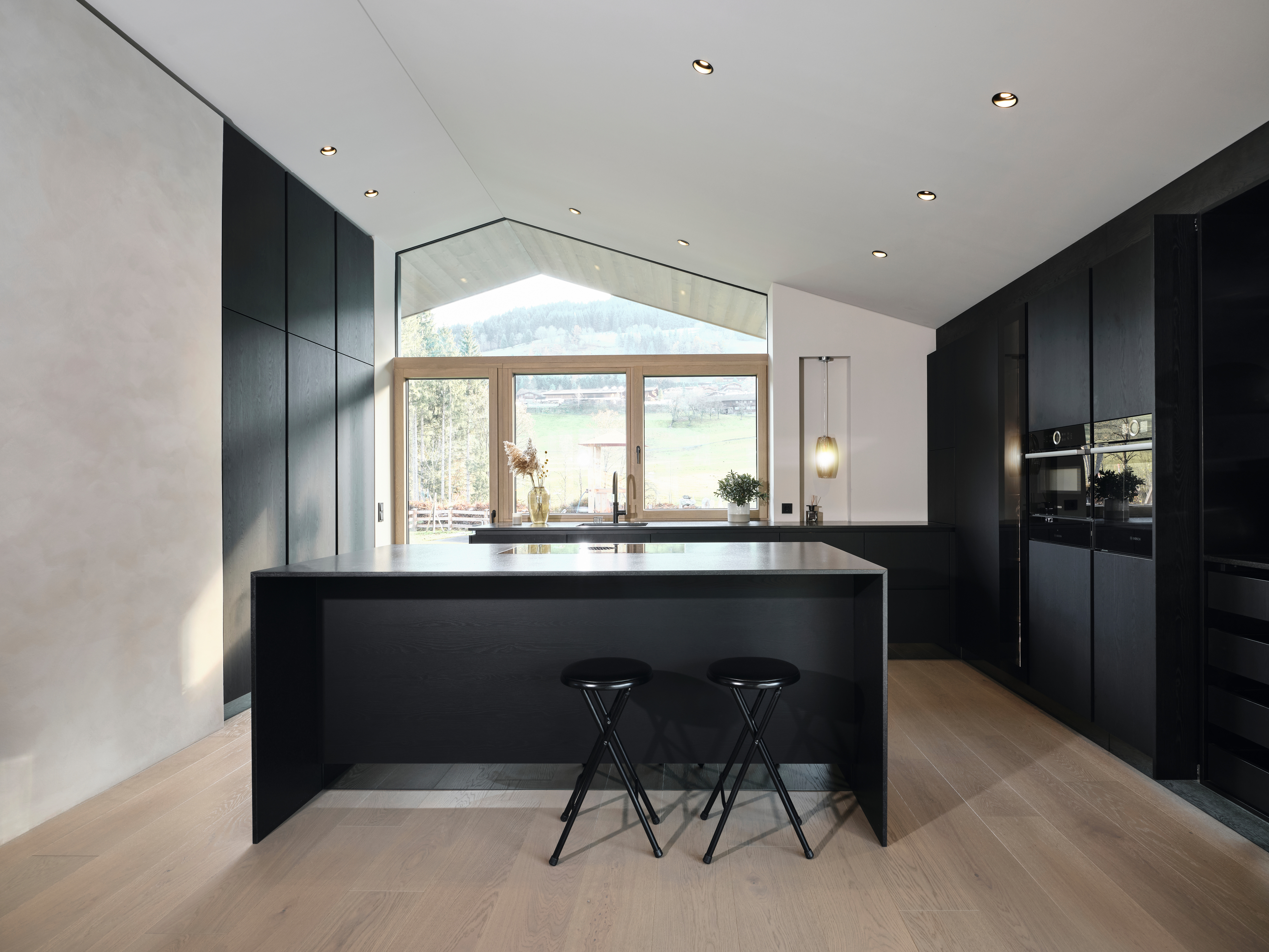 Благодаря особенной глубине структуры PerfectSense Филвуд в сочетании с декором U999 TM28 Чёрный интерьер данной кухни выглядит по-настоящему элегантно и естественно. 