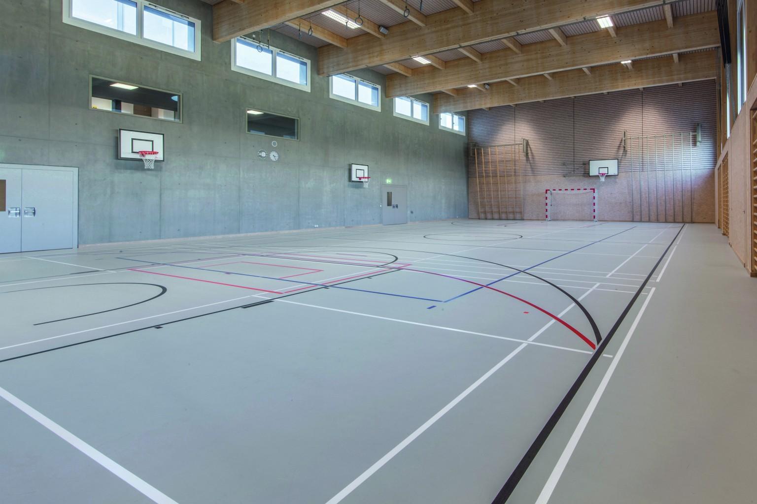 L’utilisation du décor U717 ST9 Gris mastic au sein du gymnase.