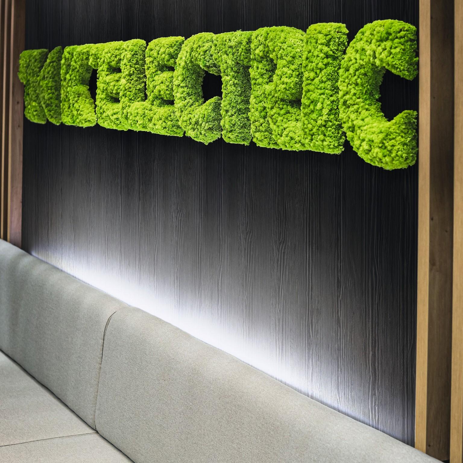 Een speciaal hoogtepunt: Een K'Electric corporate logo gemaakt van mos. Het onderscheidt zich uitzonderlijk goed dankzij het matte structuuroppervlak U999 TM28.