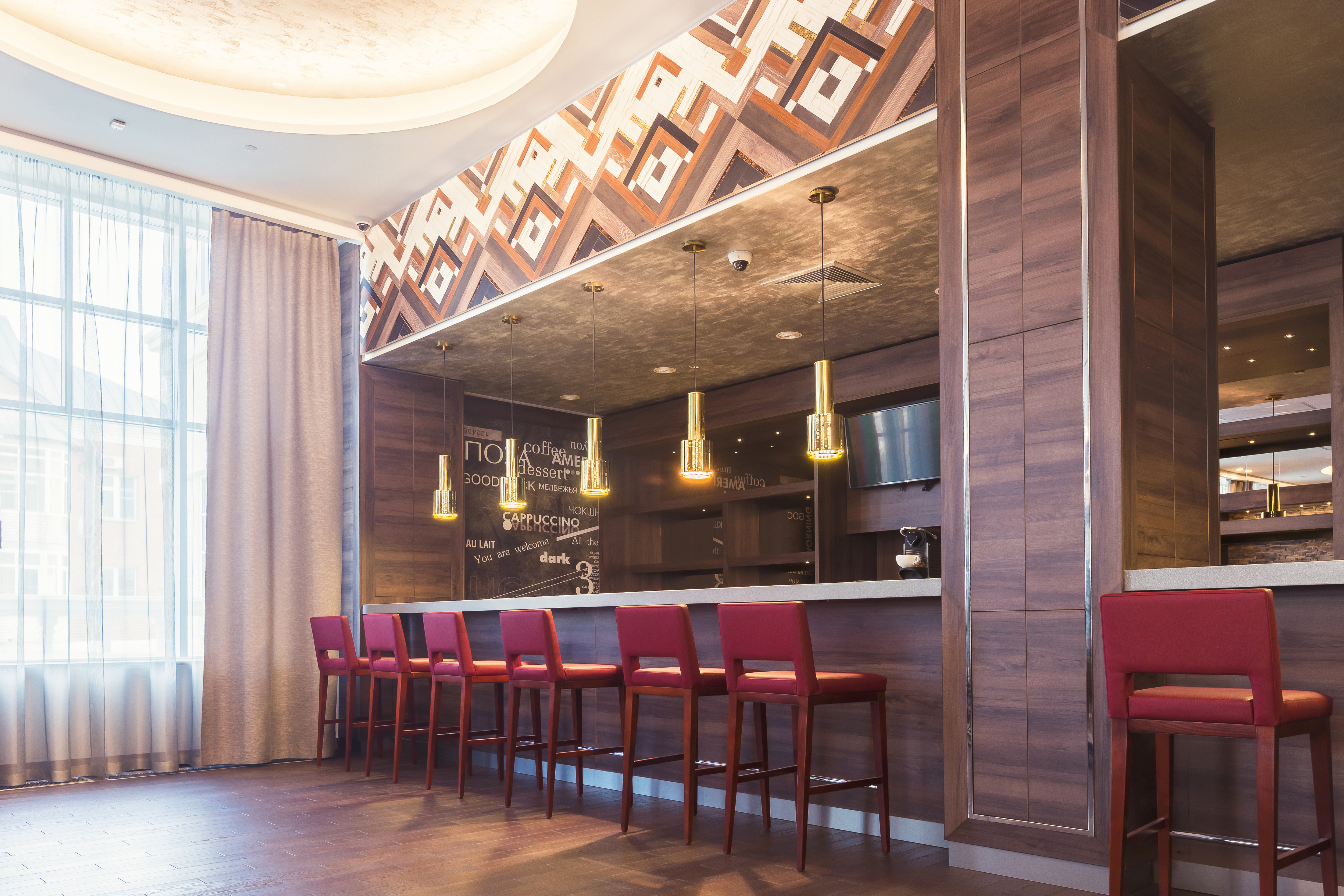 Для дизайна барной стойки в вестибюле отеля использован декор Орех Пацифик табак.