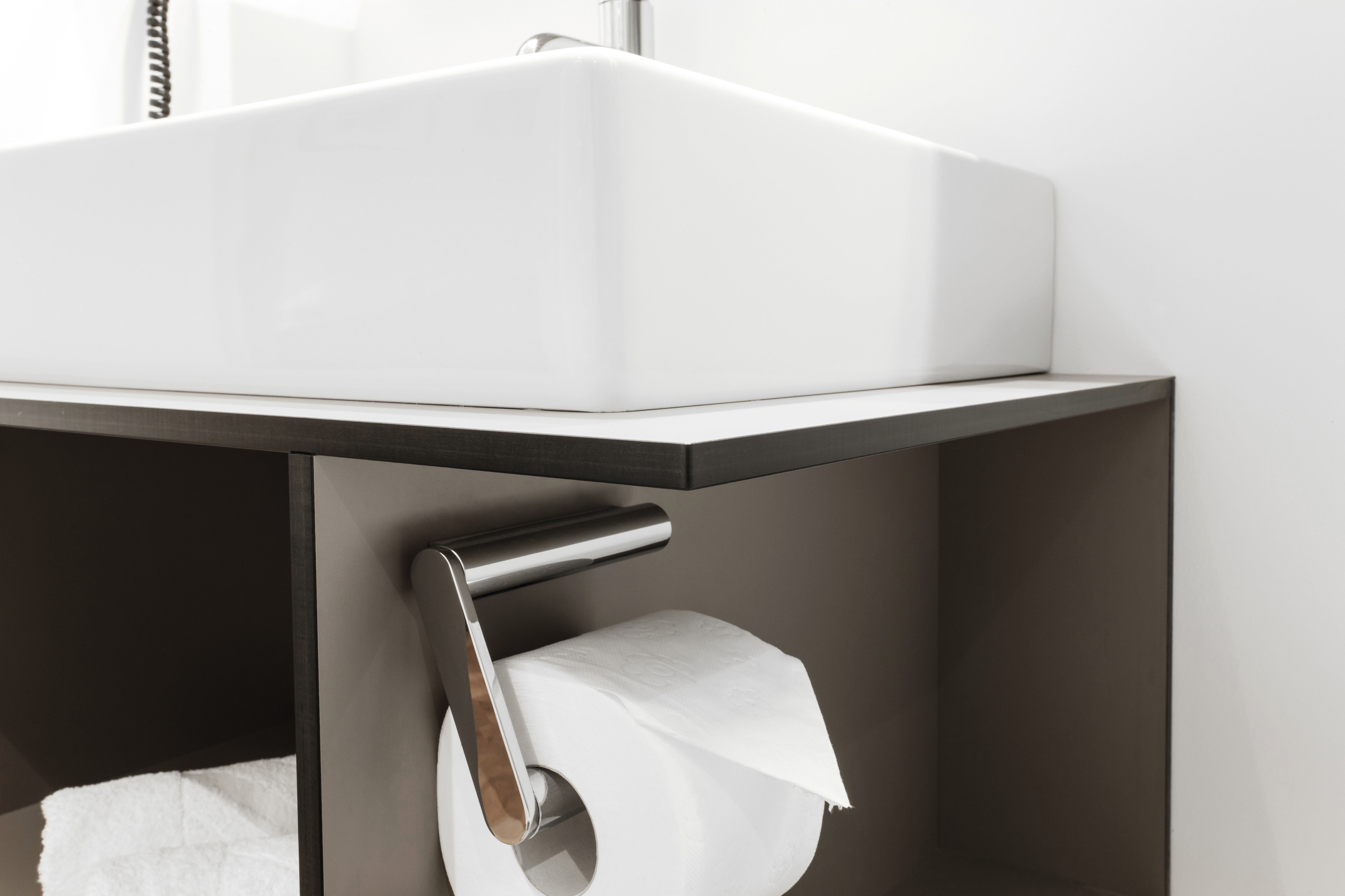 Компактният ламинат на EGGER е особено подходящ за душ-стени и мивки